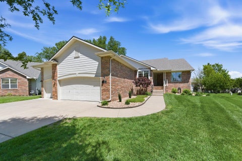 Homes For Sale - 237 S Maple Dunes Ct<br/> Wichita, KS 67235