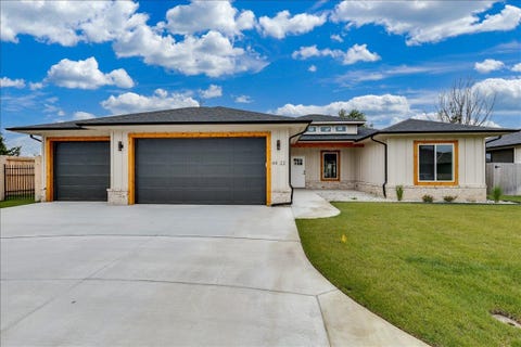 Townhouse For Sale - 4422 N Sunny Ct<br/> Wichita, KS 67205