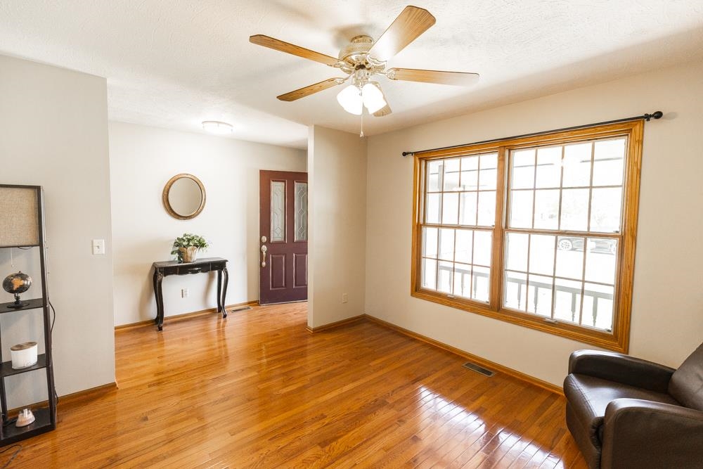 814 Post Oak Ln, Salina, Kansas image 2