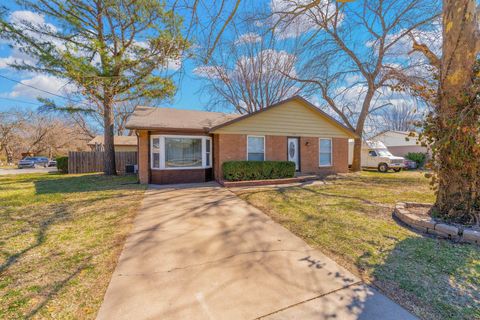 Homes For Sale - 223 N Woodlawn St<br/> Sumner County, Wellington, KS 67152