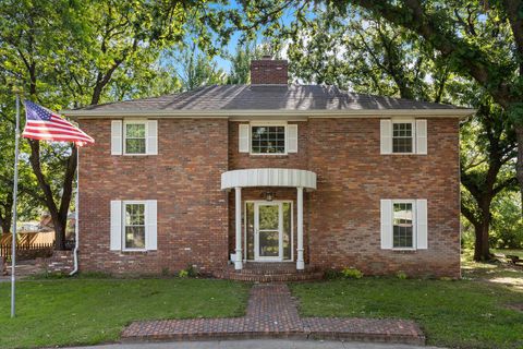 Townhouse For Sale - 401 N Kansas St<br/> Haven, KS 67543