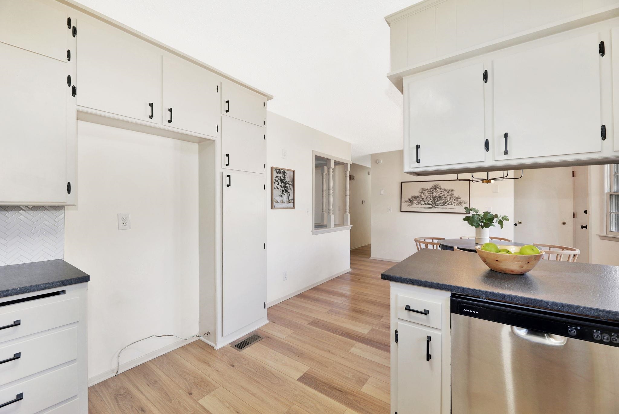 Wichita, Kansas 67207, United States, 3 Bedrooms Bedrooms, ,2 BathroomsBathrooms,Residential,Pending,65700