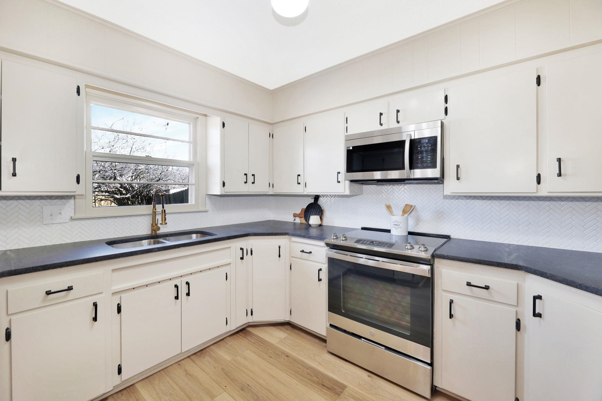 Wichita, Kansas 67207, United States, 3 Bedrooms Bedrooms, ,2 BathroomsBathrooms,Residential,Pending,65700