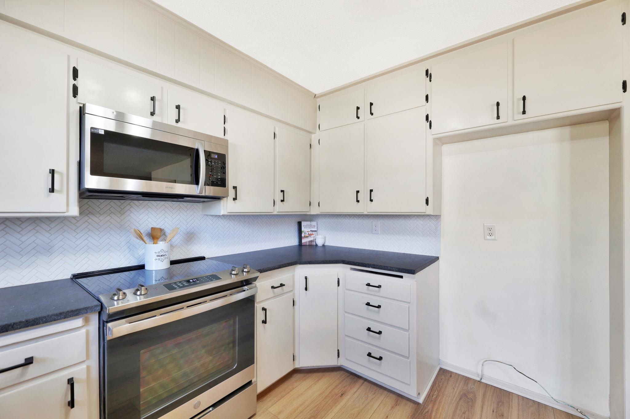 Wichita, Kansas 67207, United States, 3 Bedrooms Bedrooms, ,2 BathroomsBathrooms,Residential,Pending,65700