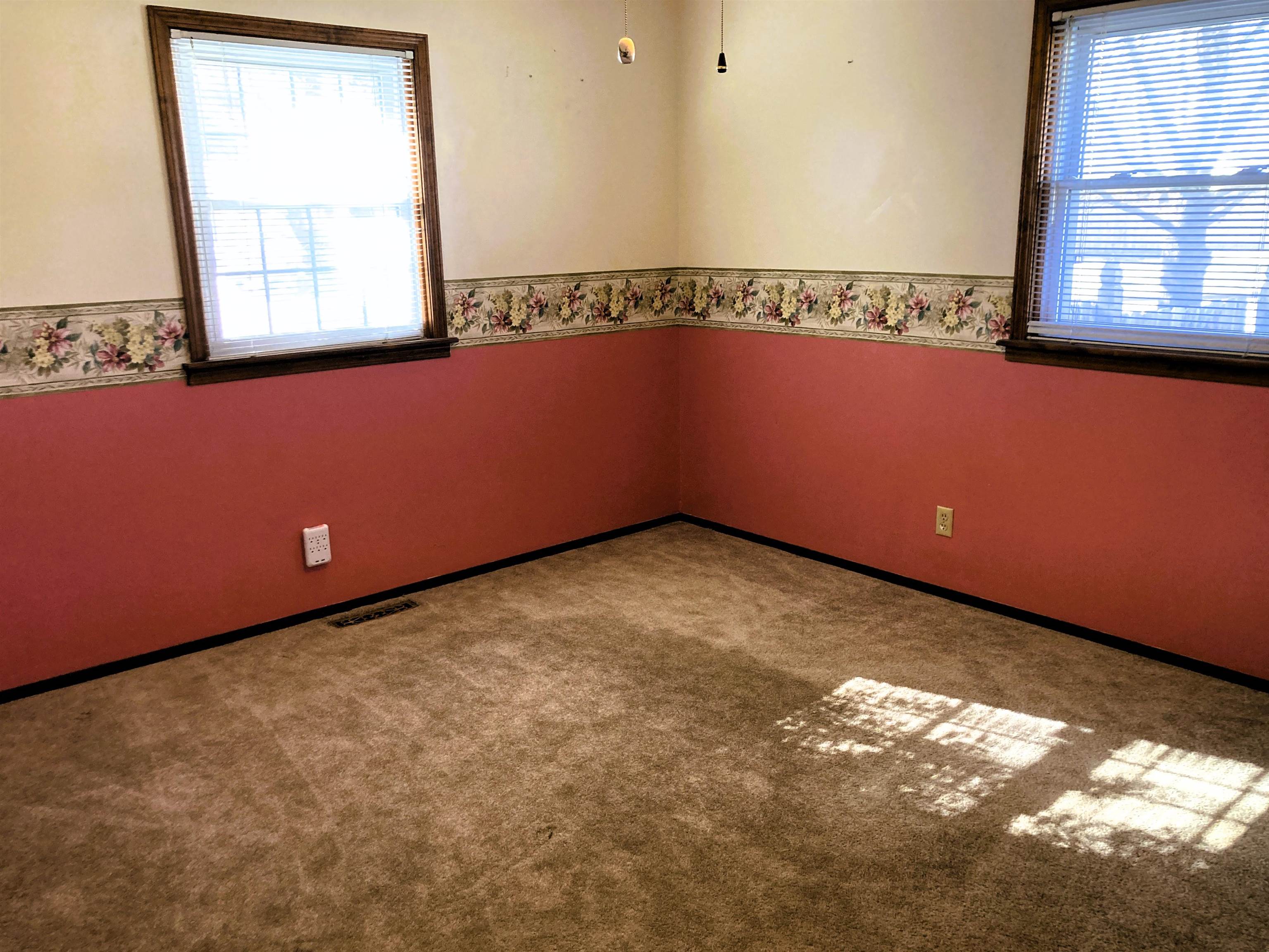 Newton, Kansas 67114, United States, 3 Bedrooms Bedrooms, ,2 BathroomsBathrooms,Residential,Pending,62512