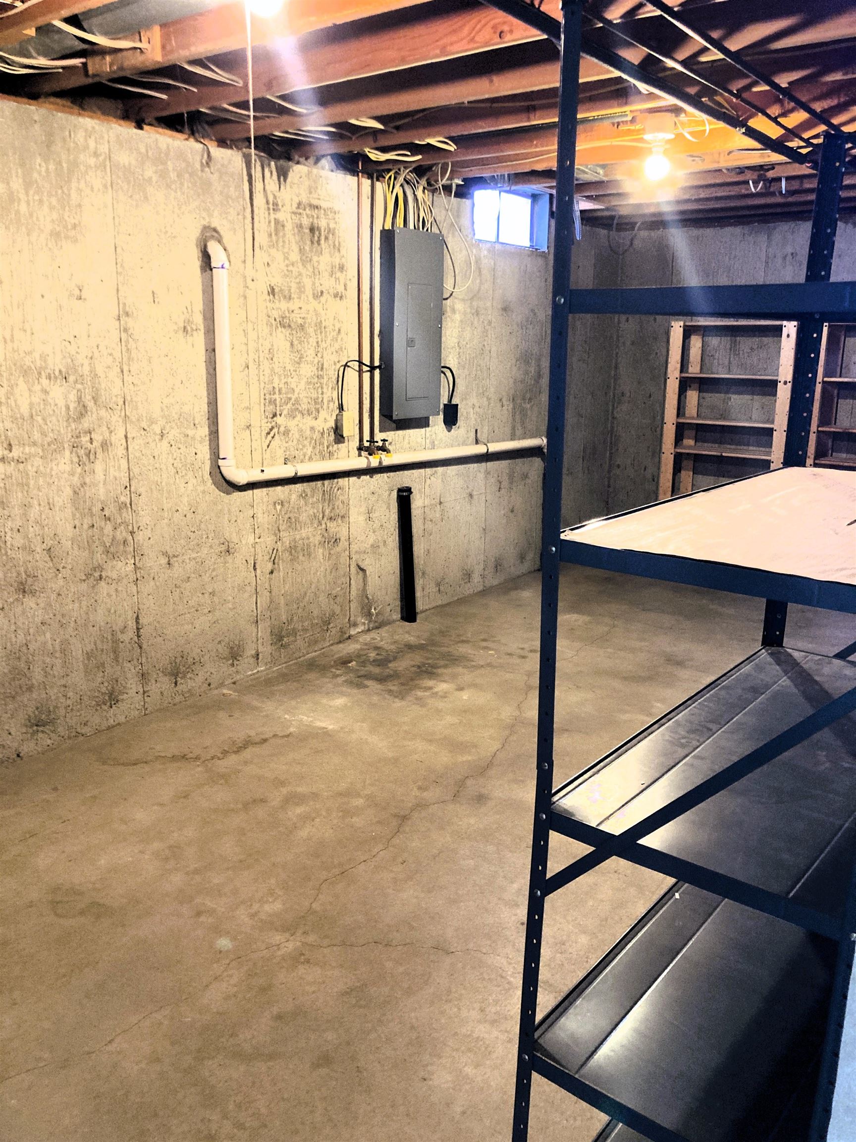 Newton, Kansas 67114, United States, 3 Bedrooms Bedrooms, ,2 BathroomsBathrooms,Residential,Pending,62512