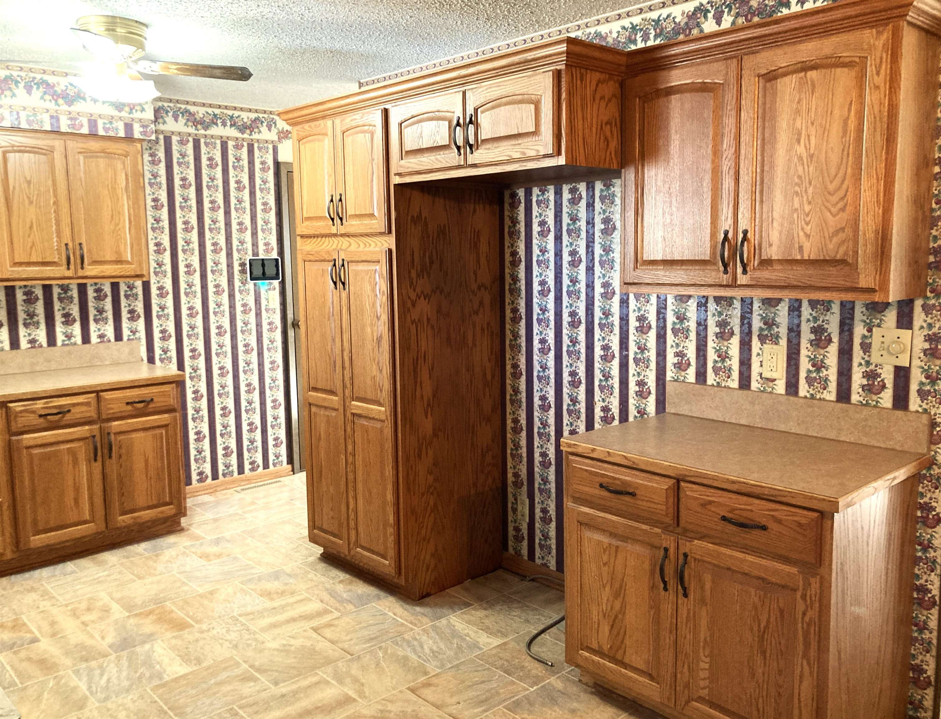 Newton, Kansas 67114, United States, 3 Bedrooms Bedrooms, ,2 BathroomsBathrooms,Residential,Pending,62512