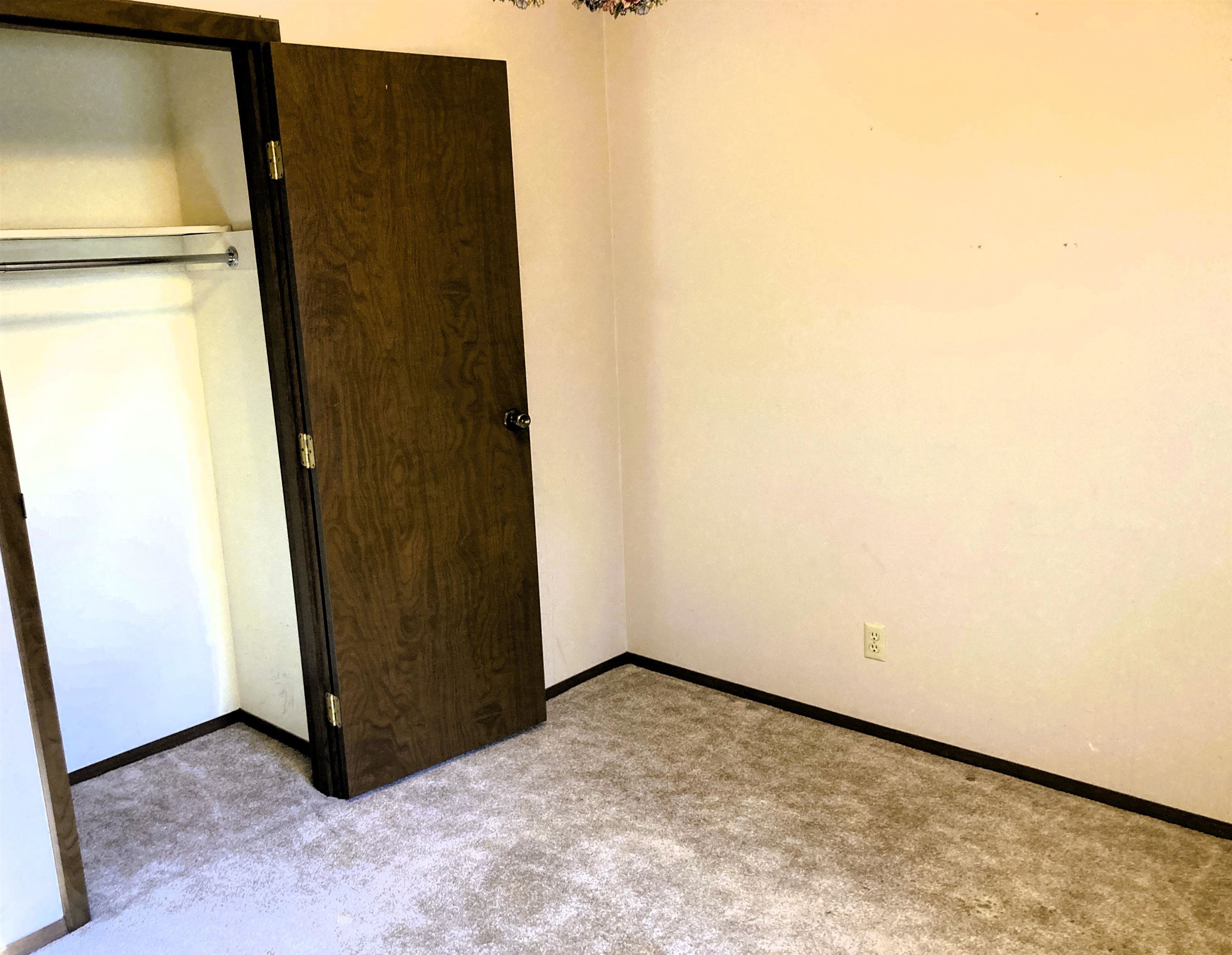 Newton, Kansas 67114, United States, 3 Bedrooms Bedrooms, ,2 BathroomsBathrooms,Residential,Pending,62512