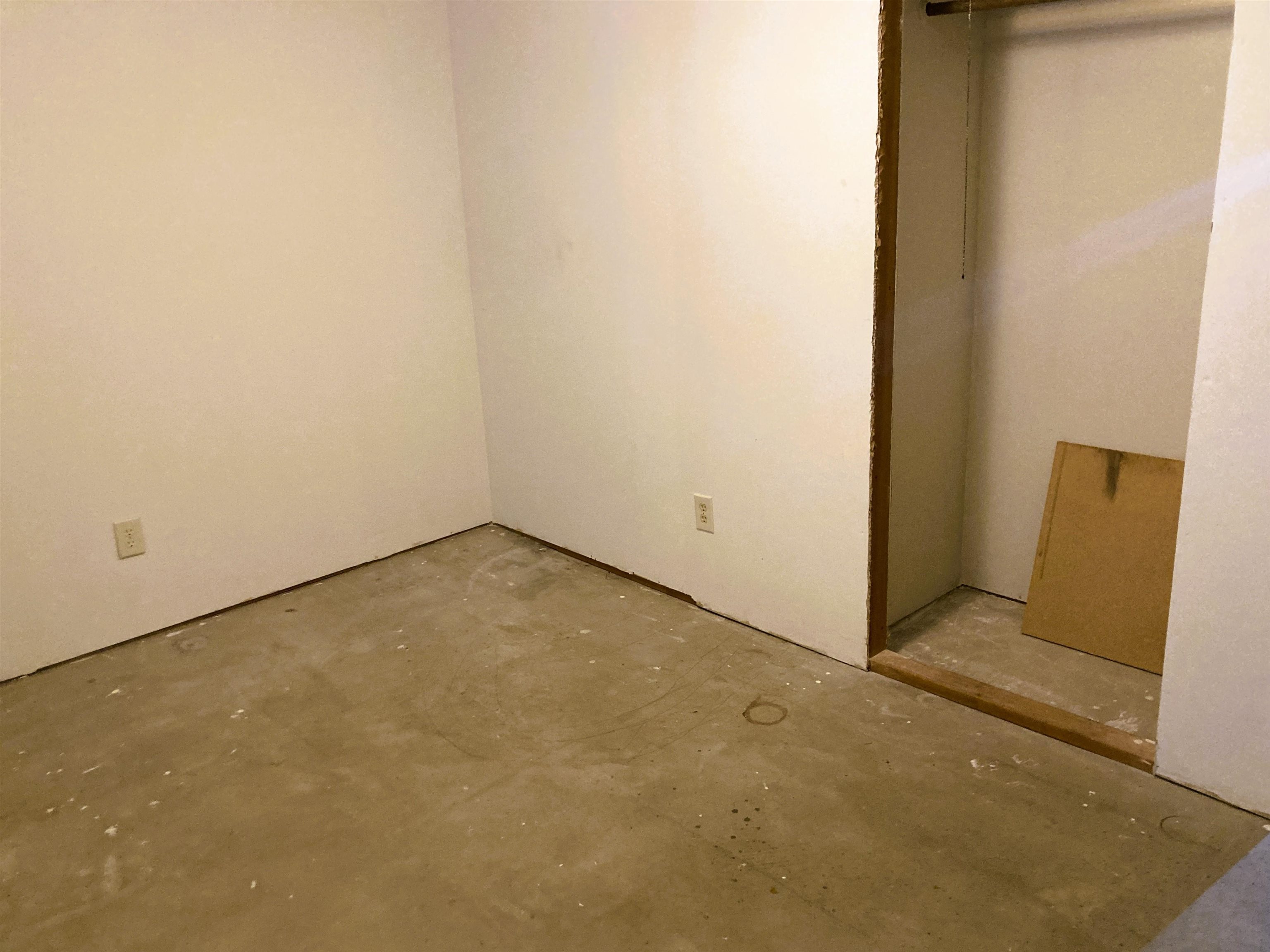 Newton, Kansas 67114, United States, 3 Bedrooms Bedrooms, ,2 BathroomsBathrooms,Residential,Pending,62512