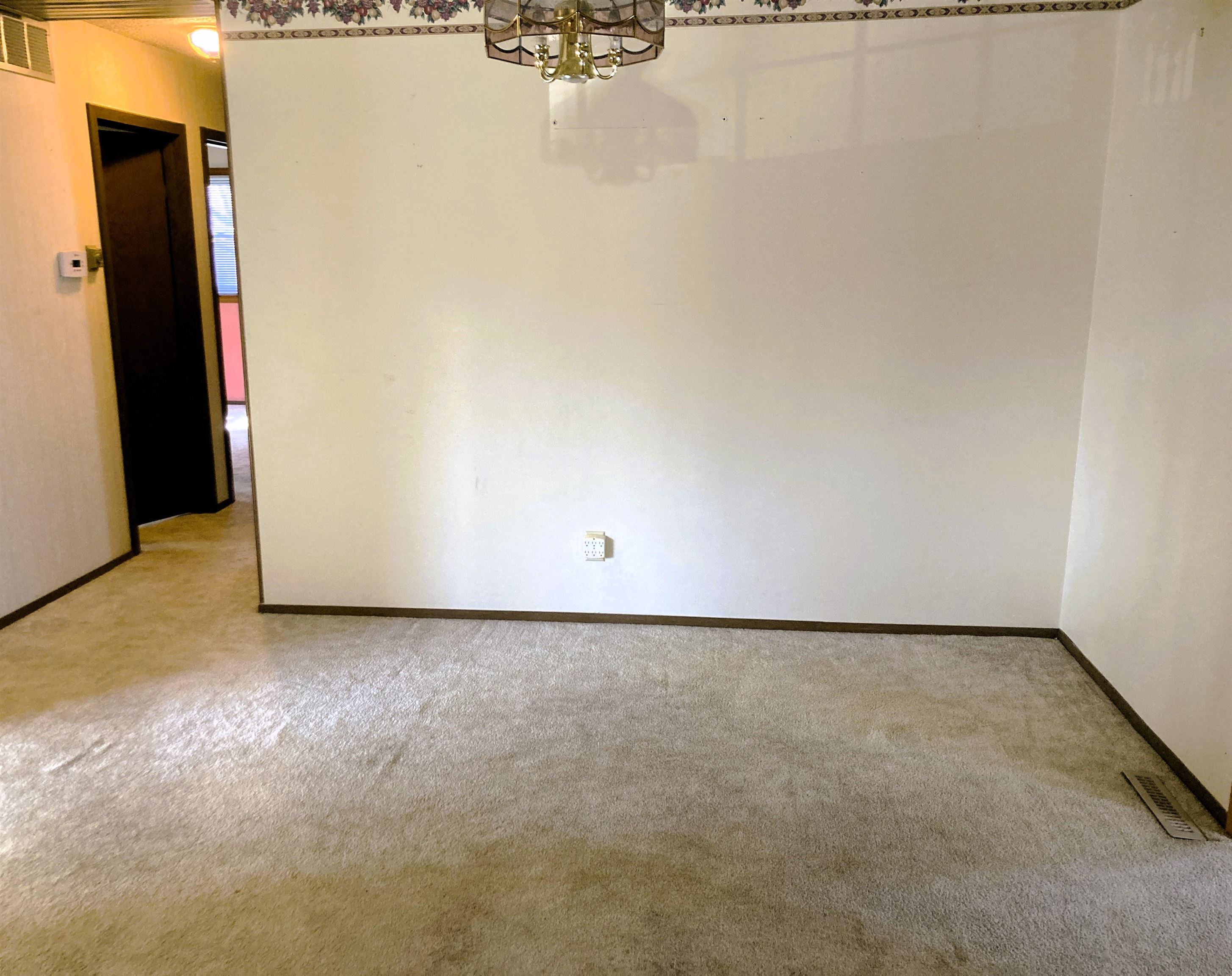 Newton, Kansas 67114, United States, 3 Bedrooms Bedrooms, ,2 BathroomsBathrooms,Residential,Pending,62512