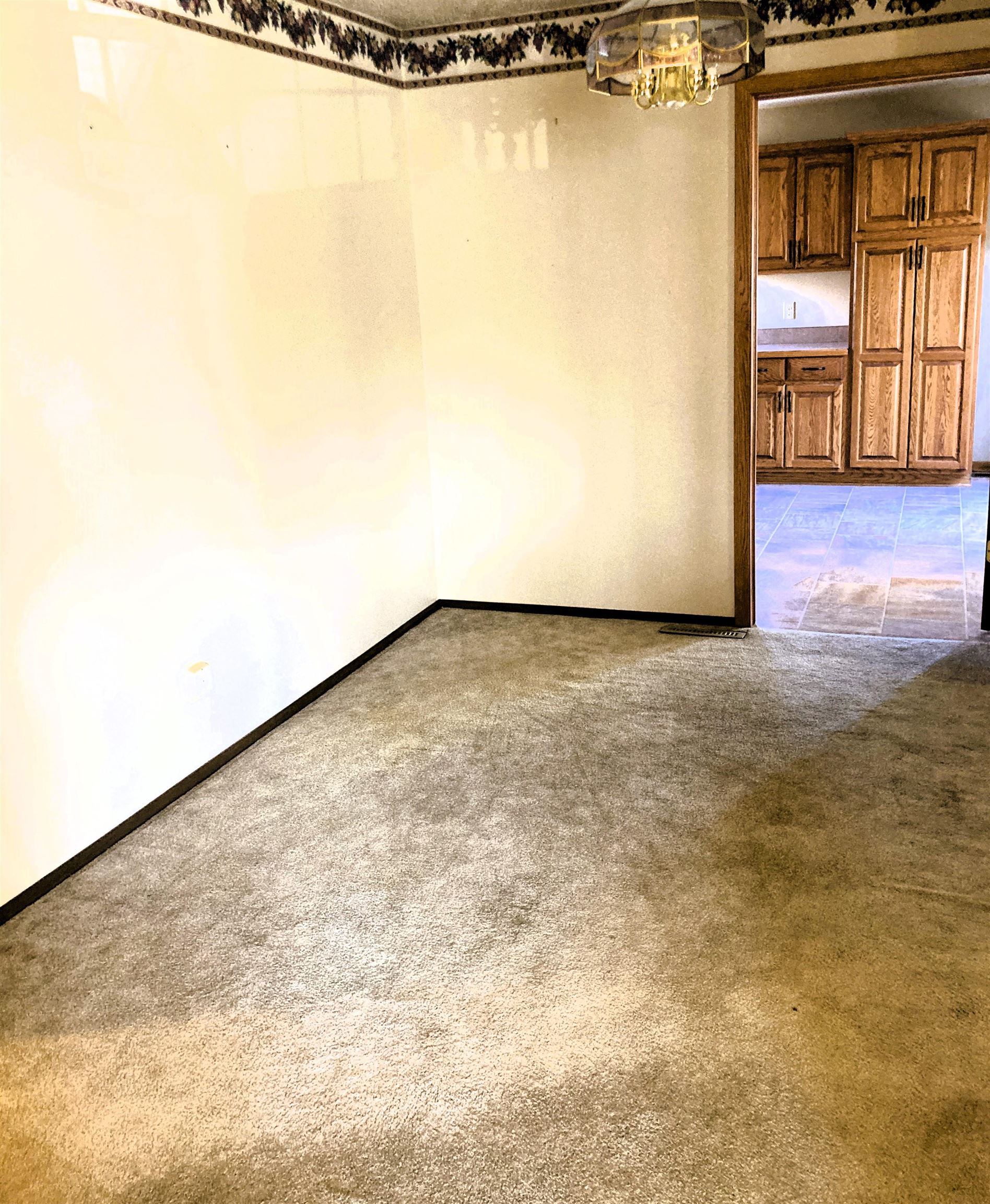 Newton, Kansas 67114, United States, 3 Bedrooms Bedrooms, ,2 BathroomsBathrooms,Residential,Pending,62512