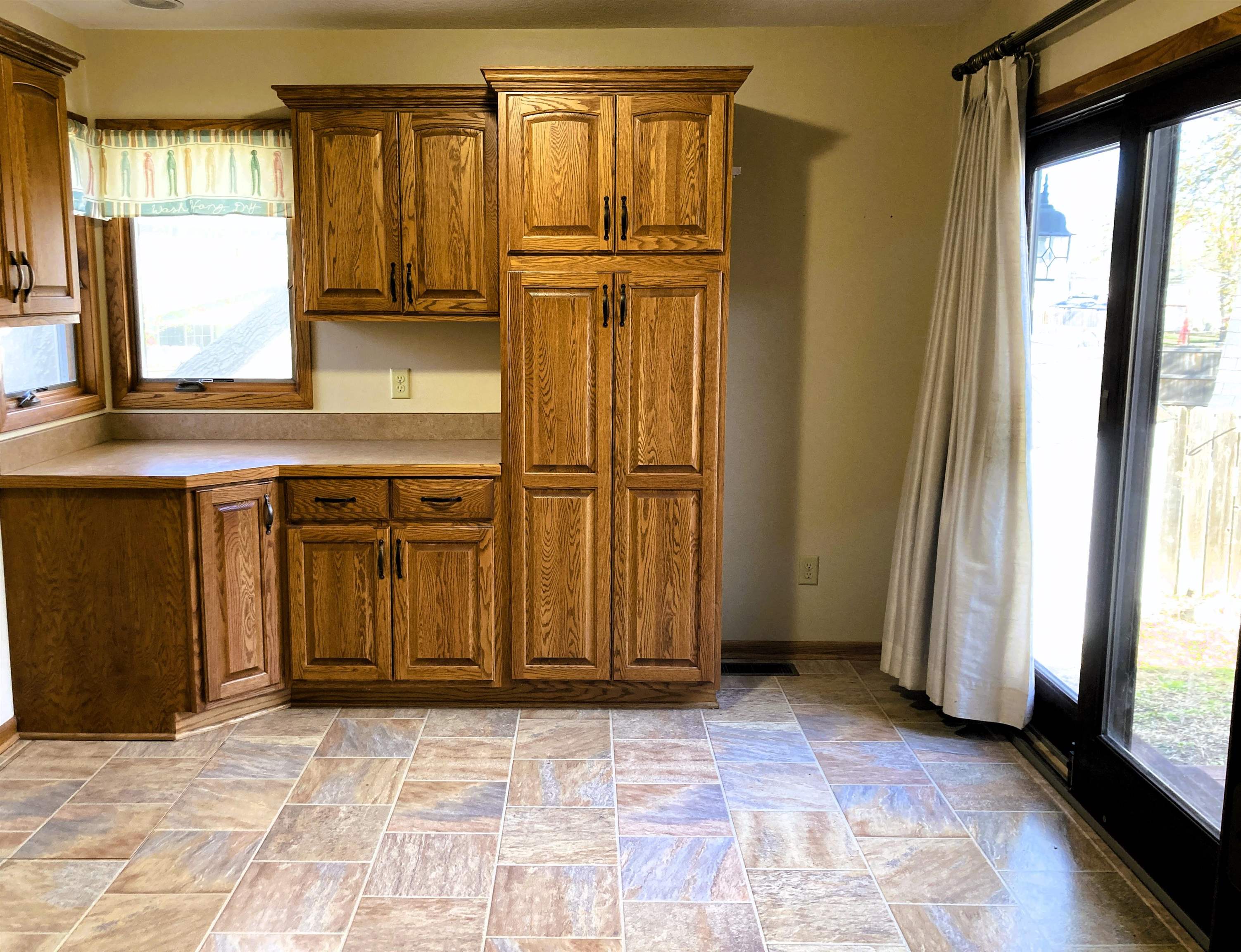 Newton, Kansas 67114, United States, 3 Bedrooms Bedrooms, ,2 BathroomsBathrooms,Residential,Pending,62512