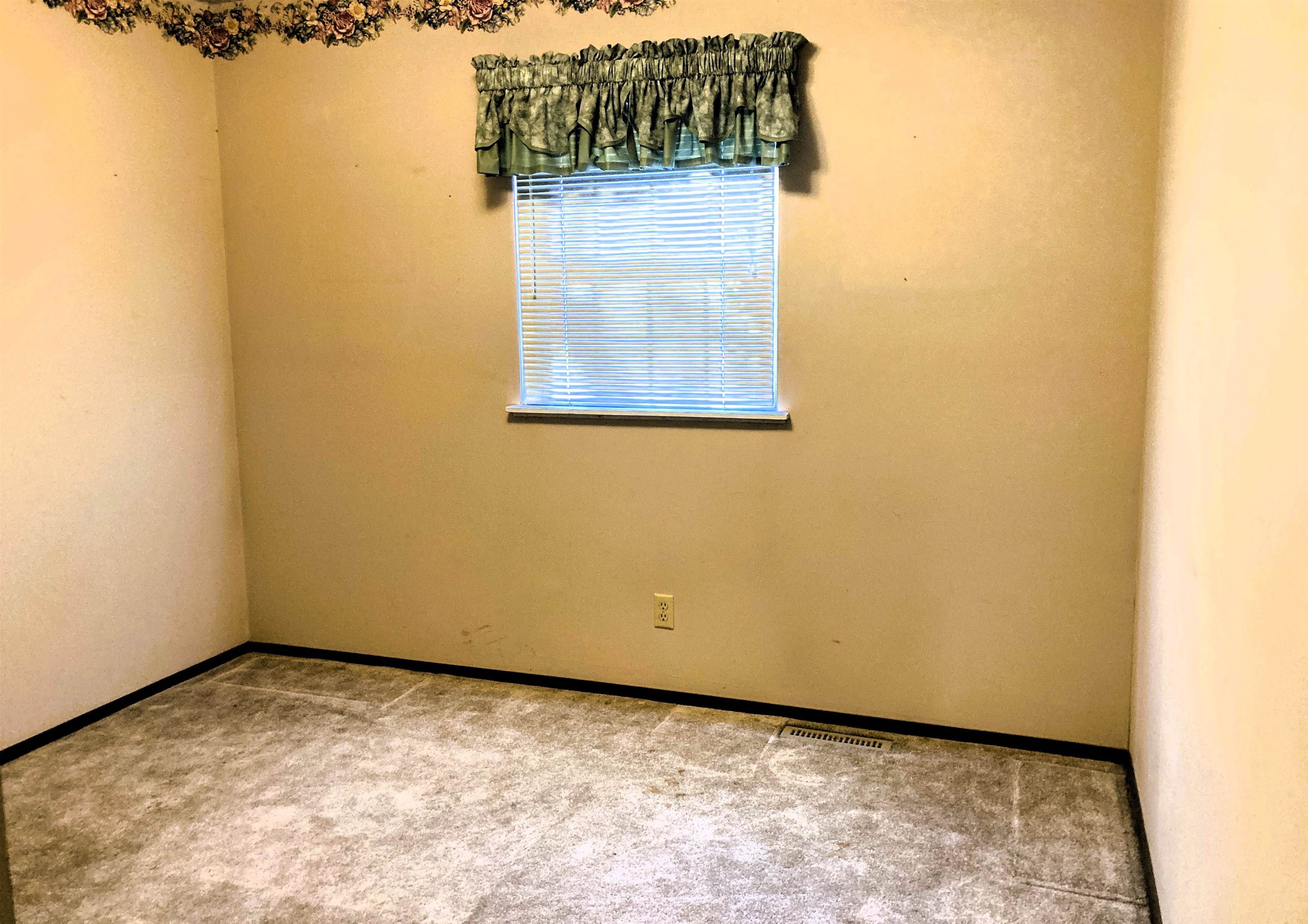 Newton, Kansas 67114, United States, 3 Bedrooms Bedrooms, ,2 BathroomsBathrooms,Residential,Pending,62512