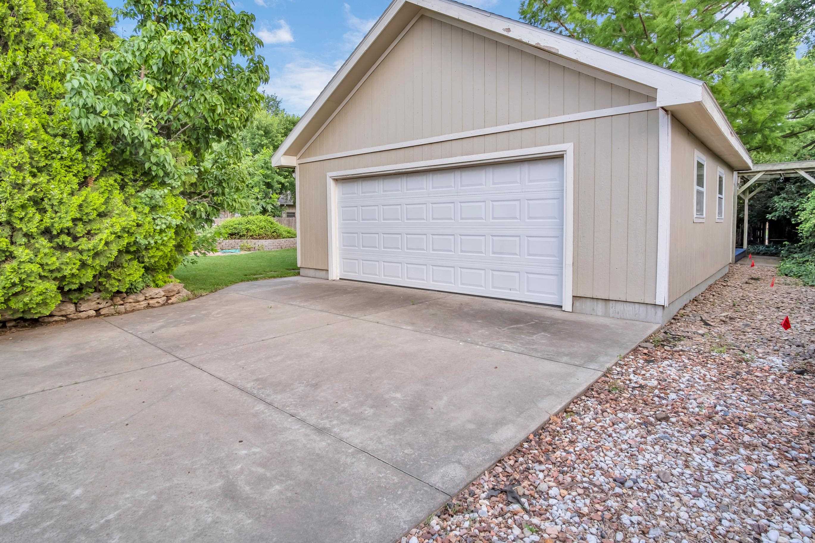 916 Trinity Dr, Newton, Kansas image 4