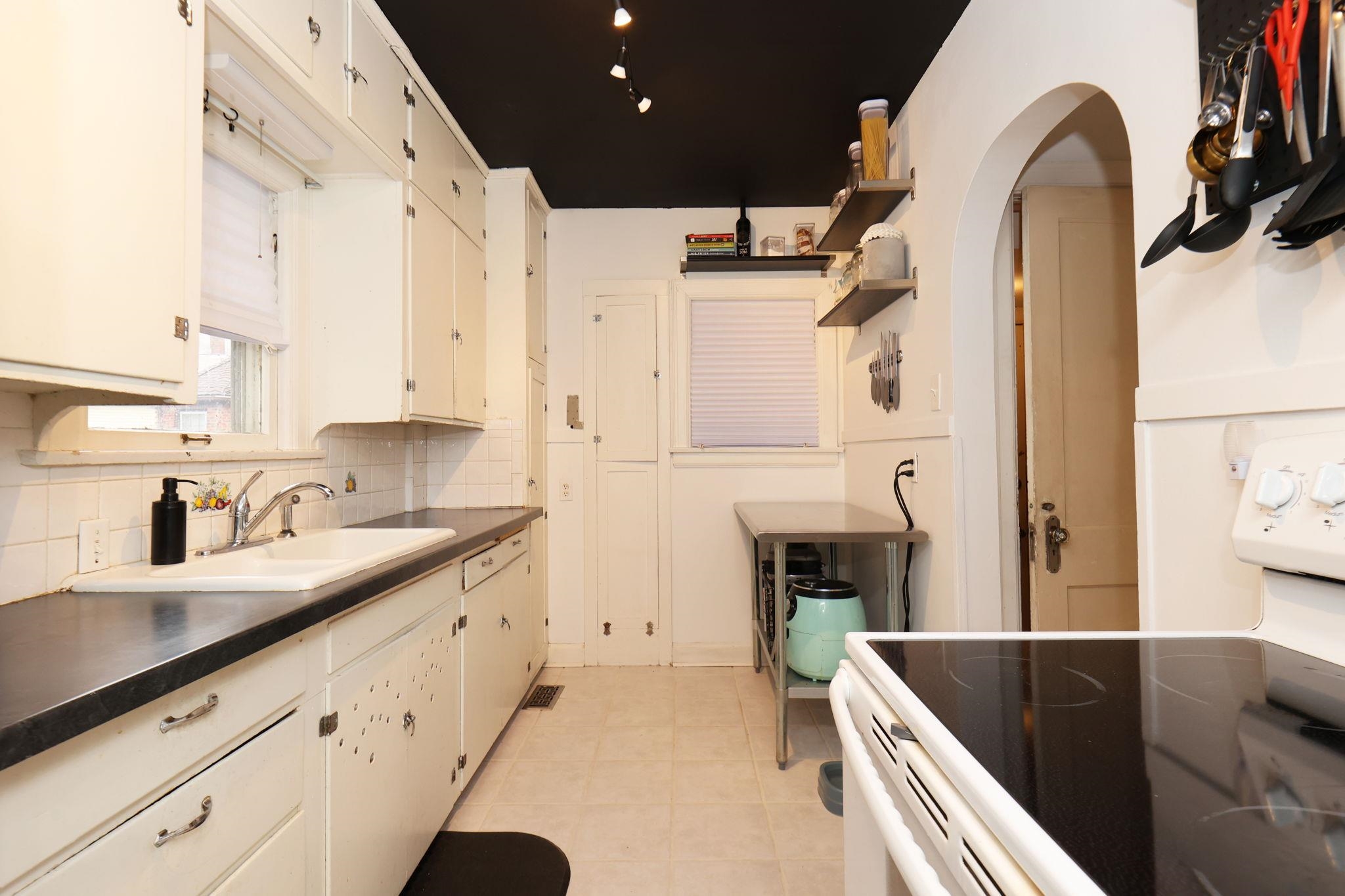 Wichita, Kansas 67203, United States, 3 Bedrooms Bedrooms, ,2 BathroomsBathrooms,Residential,Pending,66099