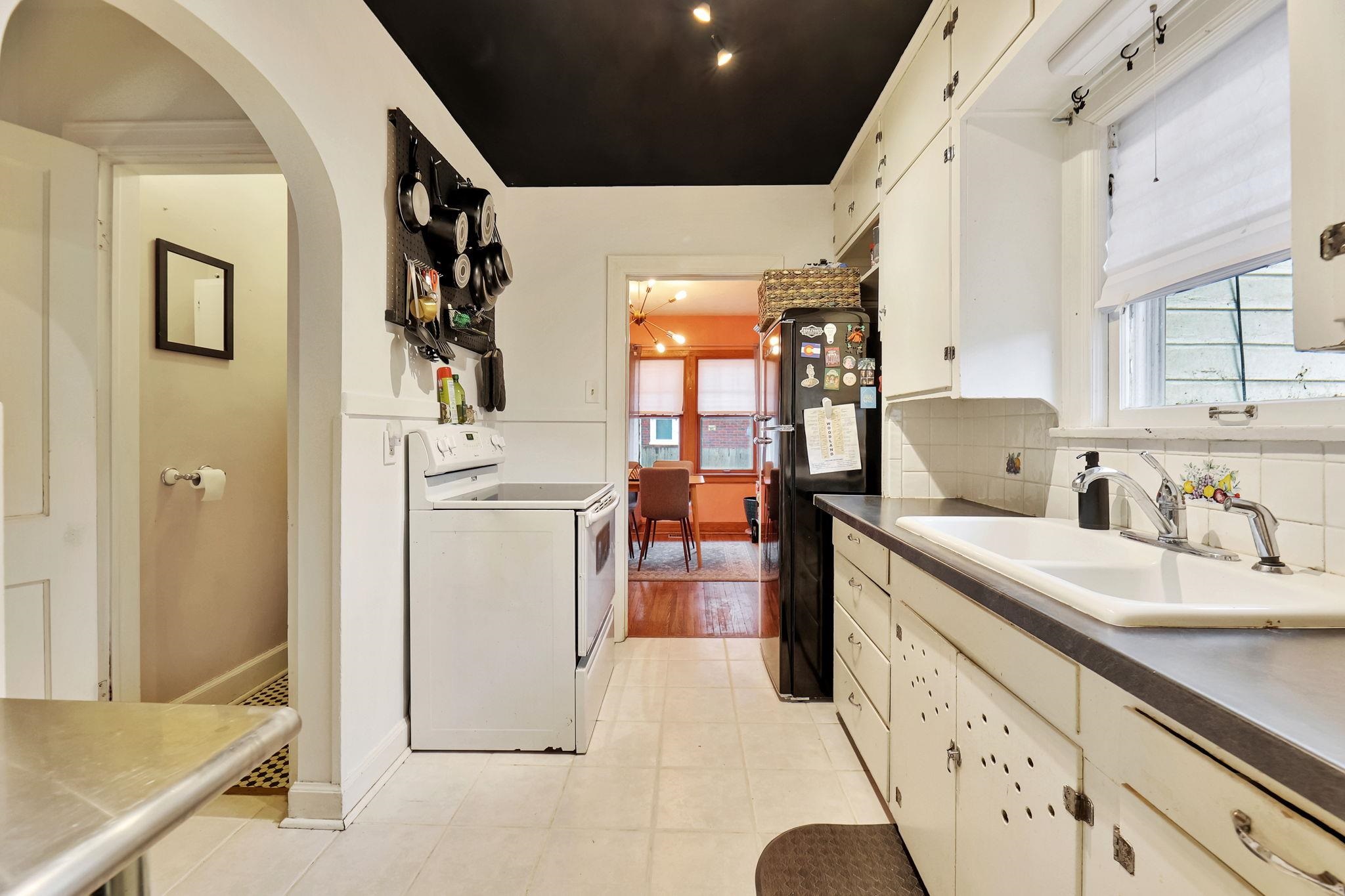 Wichita, Kansas 67203, United States, 3 Bedrooms Bedrooms, ,2 BathroomsBathrooms,Residential,Pending,66099