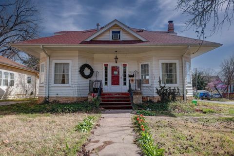 Homes For Sale - 1401 E 5th Ave<br/> Cowley County, Winfield, KS 67156