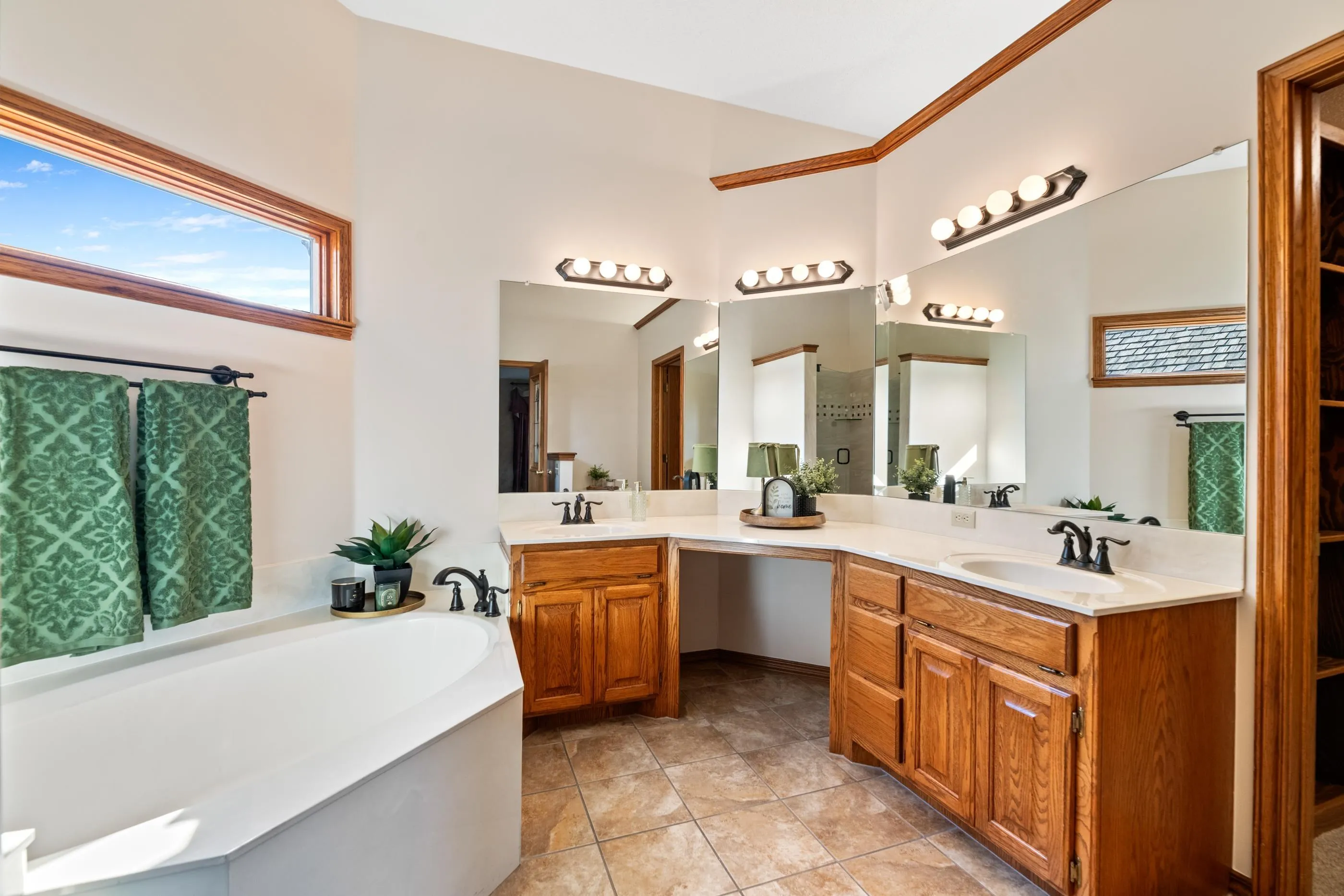 Wichita, Kansas 67235, United States, 4 Bedrooms Bedrooms, ,4 BathroomsBathrooms,Residential,Pending,227331