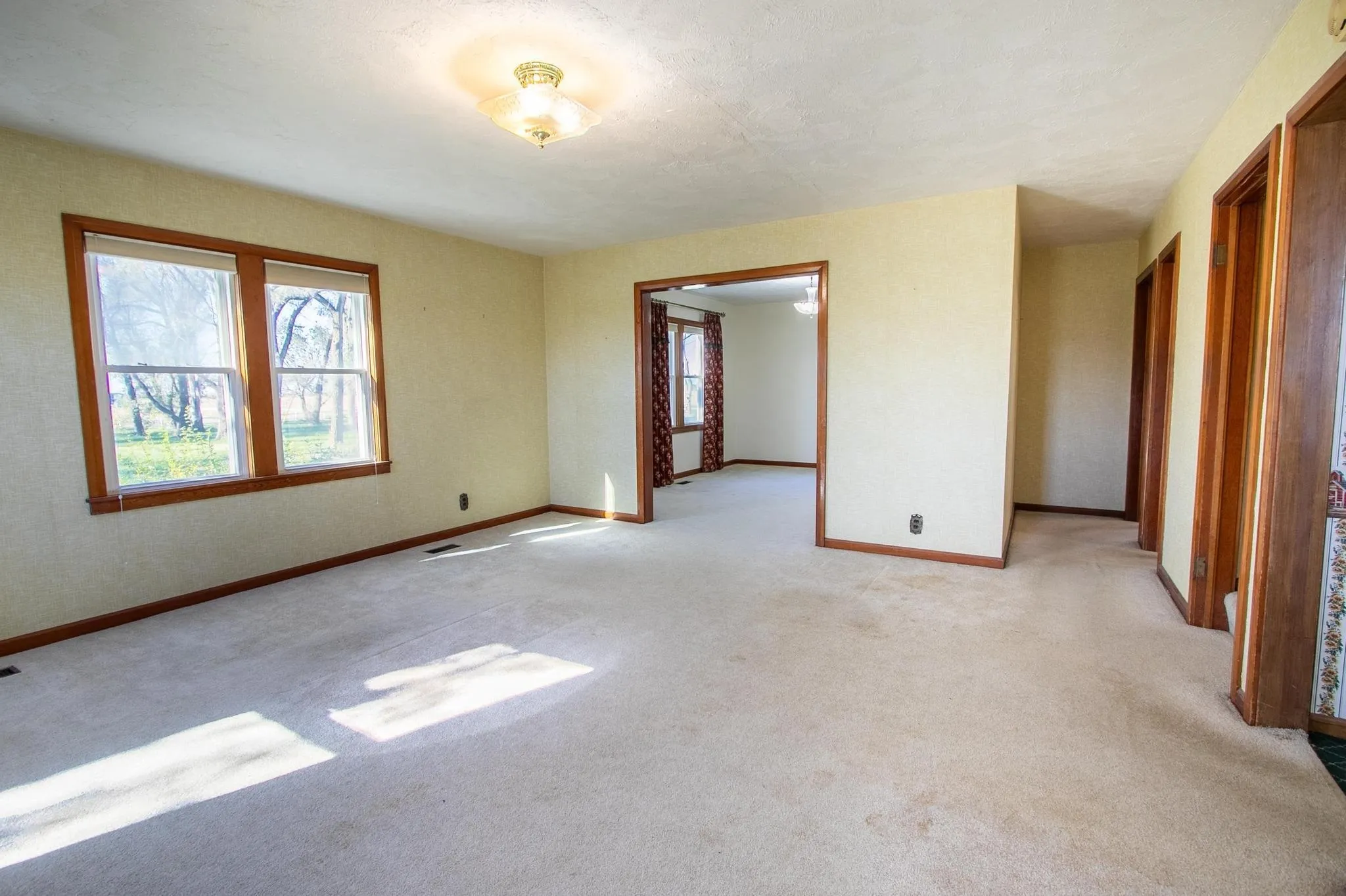 Newton, Kansas 67114, United States, 4 Bedrooms Bedrooms, ,2 BathroomsBathrooms,Residential,Active,241321