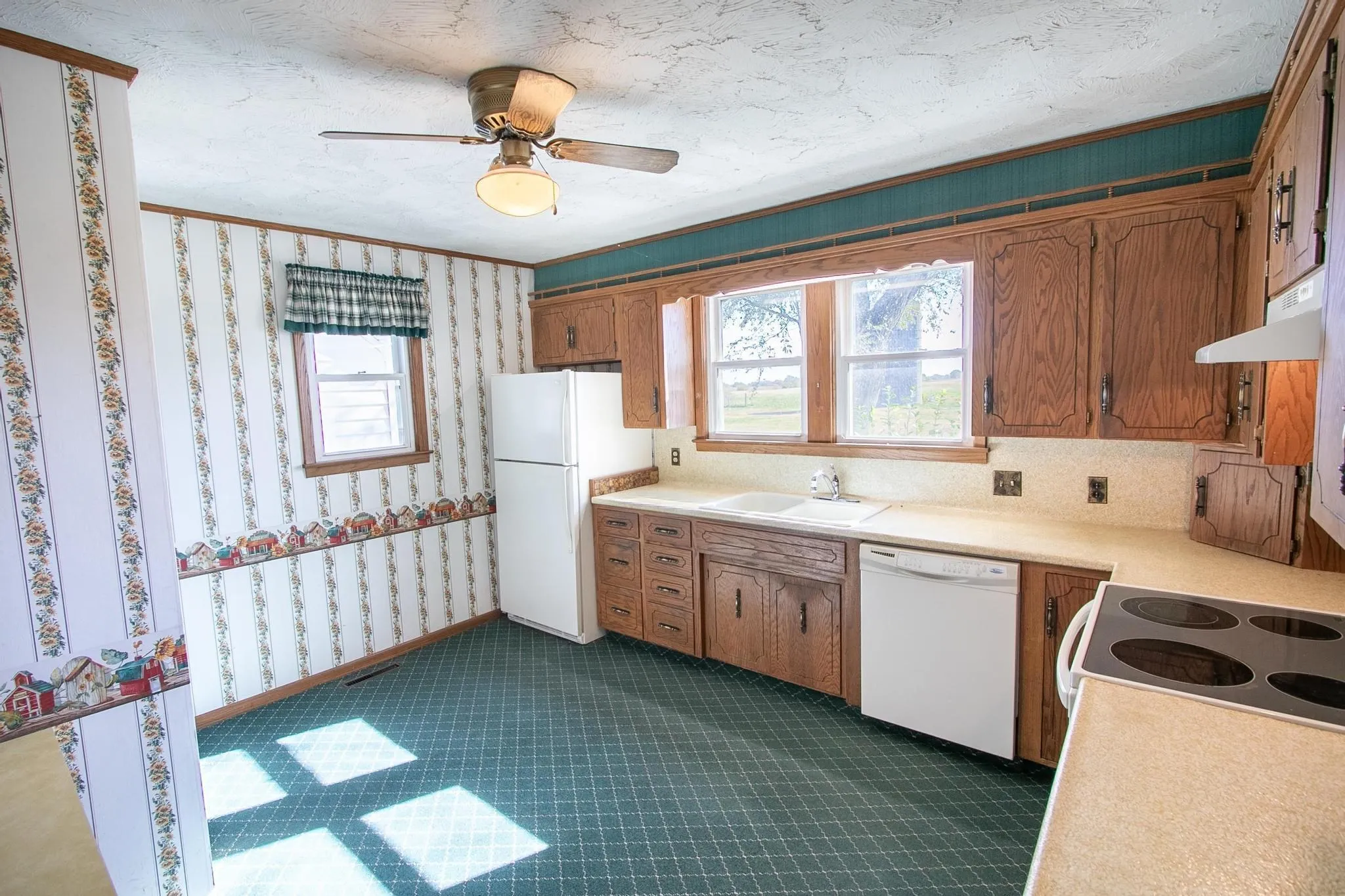 Newton, Kansas 67114, United States, 4 Bedrooms Bedrooms, ,2 BathroomsBathrooms,Residential,Active,241321