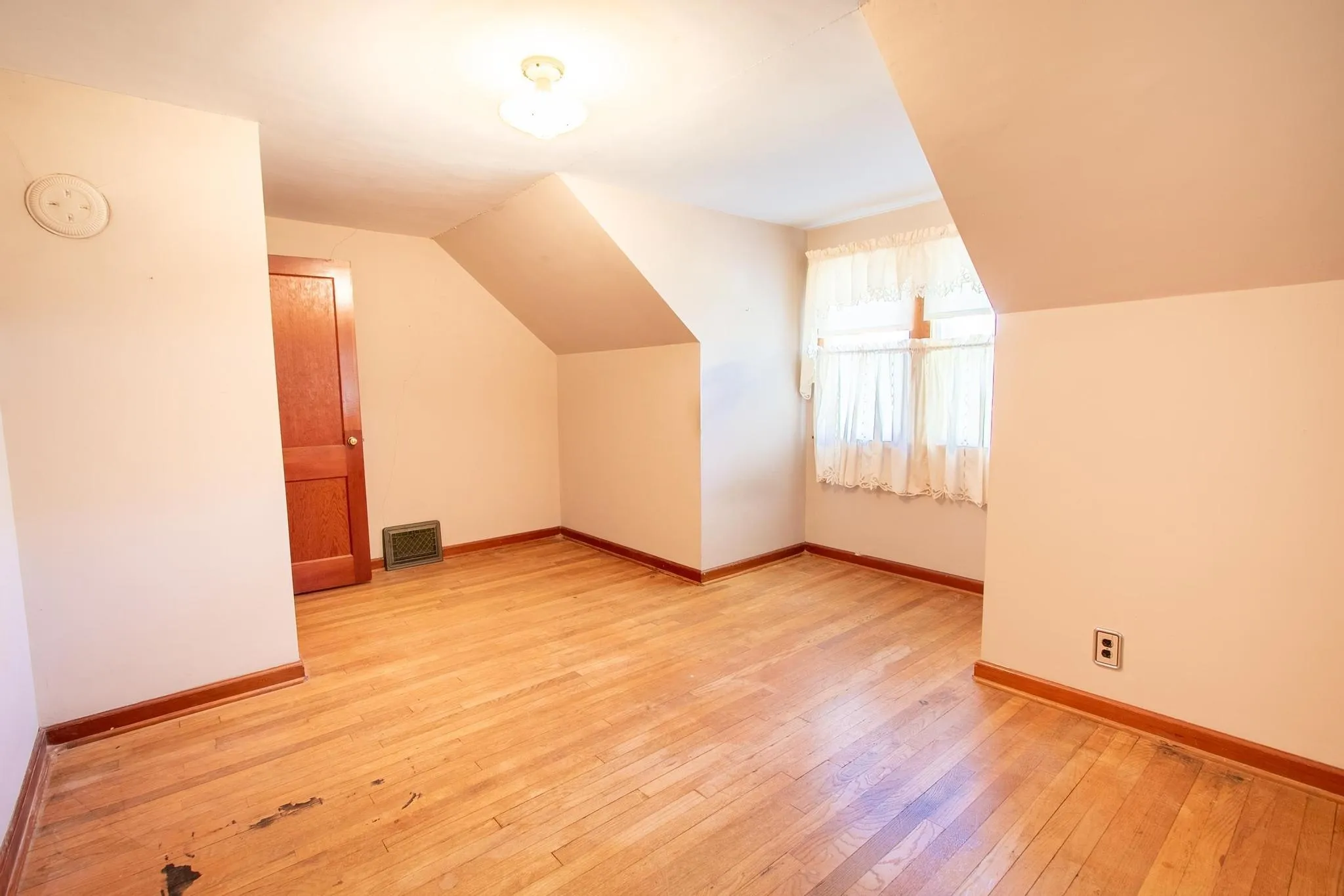 Newton, Kansas 67114, United States, 4 Bedrooms Bedrooms, ,2 BathroomsBathrooms,Residential,Active,241321