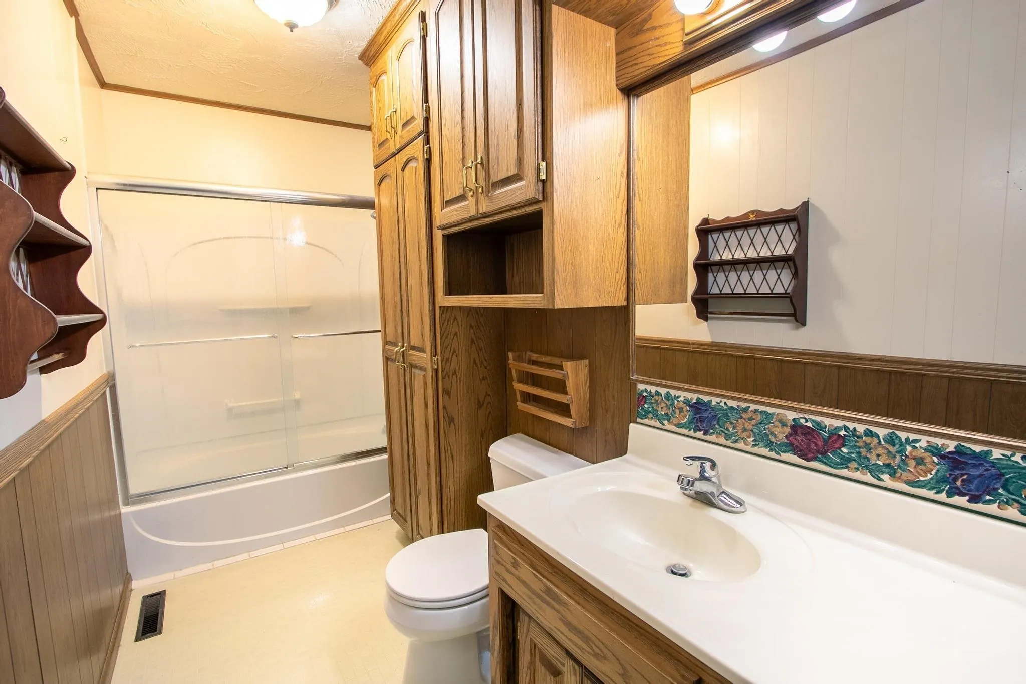 Newton, Kansas 67114, United States, 4 Bedrooms Bedrooms, ,2 BathroomsBathrooms,Residential,Active,241321