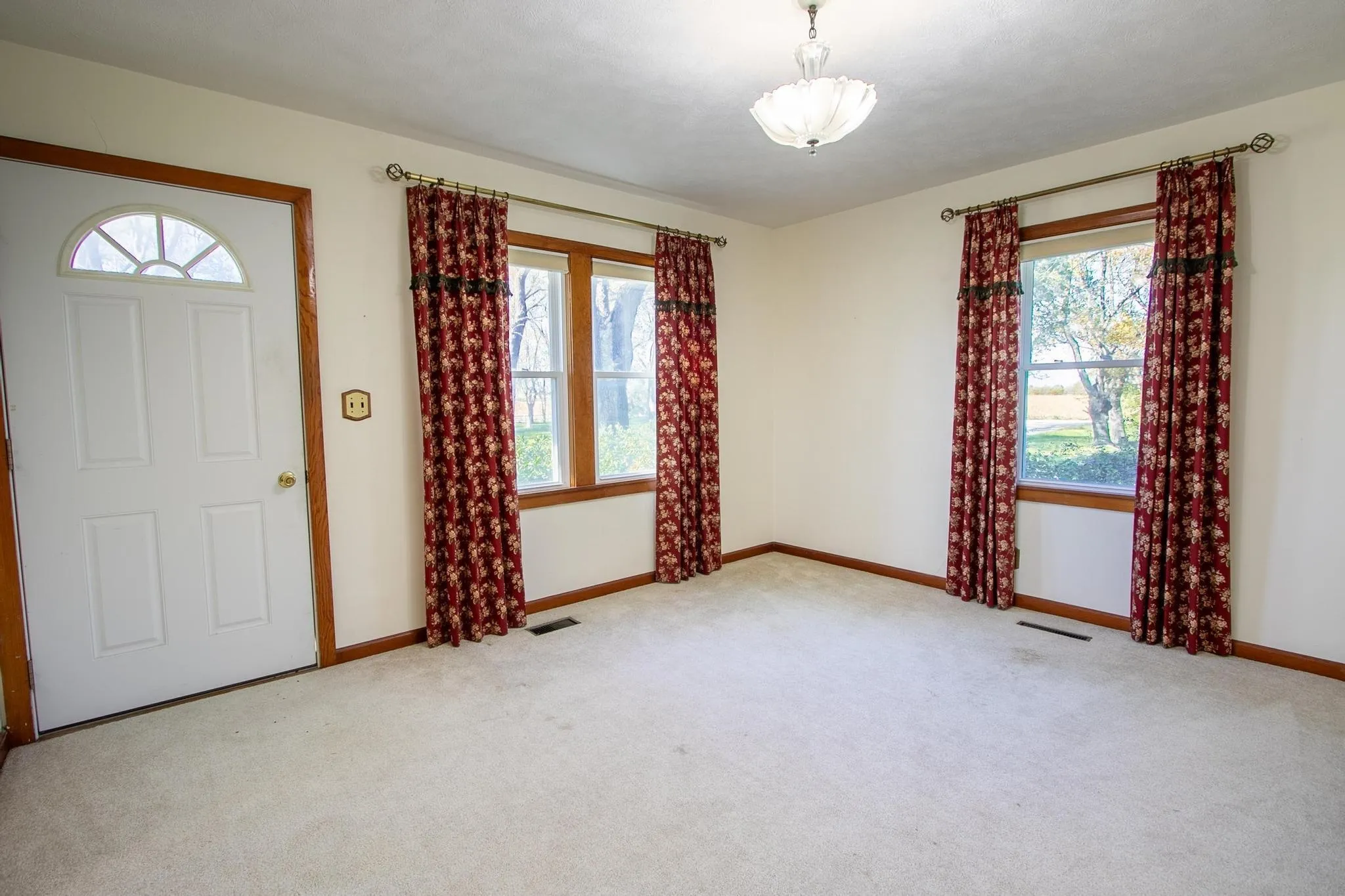 Newton, Kansas 67114, United States, 4 Bedrooms Bedrooms, ,2 BathroomsBathrooms,Residential,Active,241321