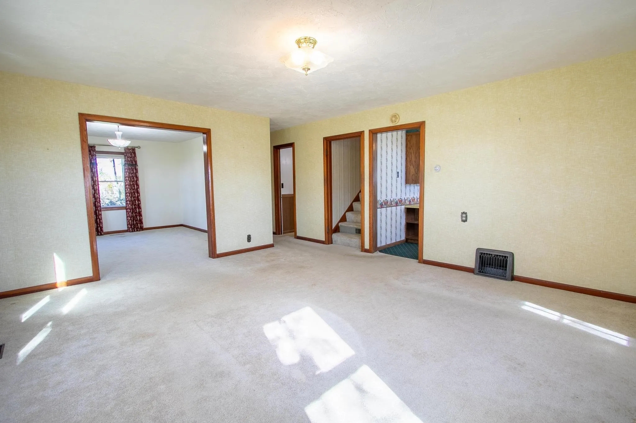 Newton, Kansas 67114, United States, 4 Bedrooms Bedrooms, ,2 BathroomsBathrooms,Residential,Active,241321