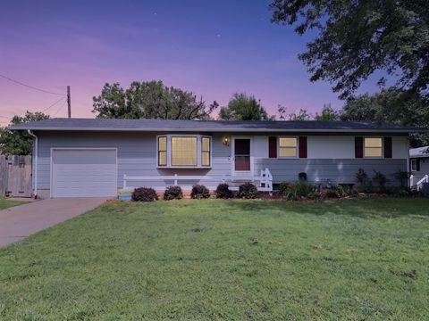 Homes For Sale - 804 N Mclain Ave<br/> Newton, KS 67114
