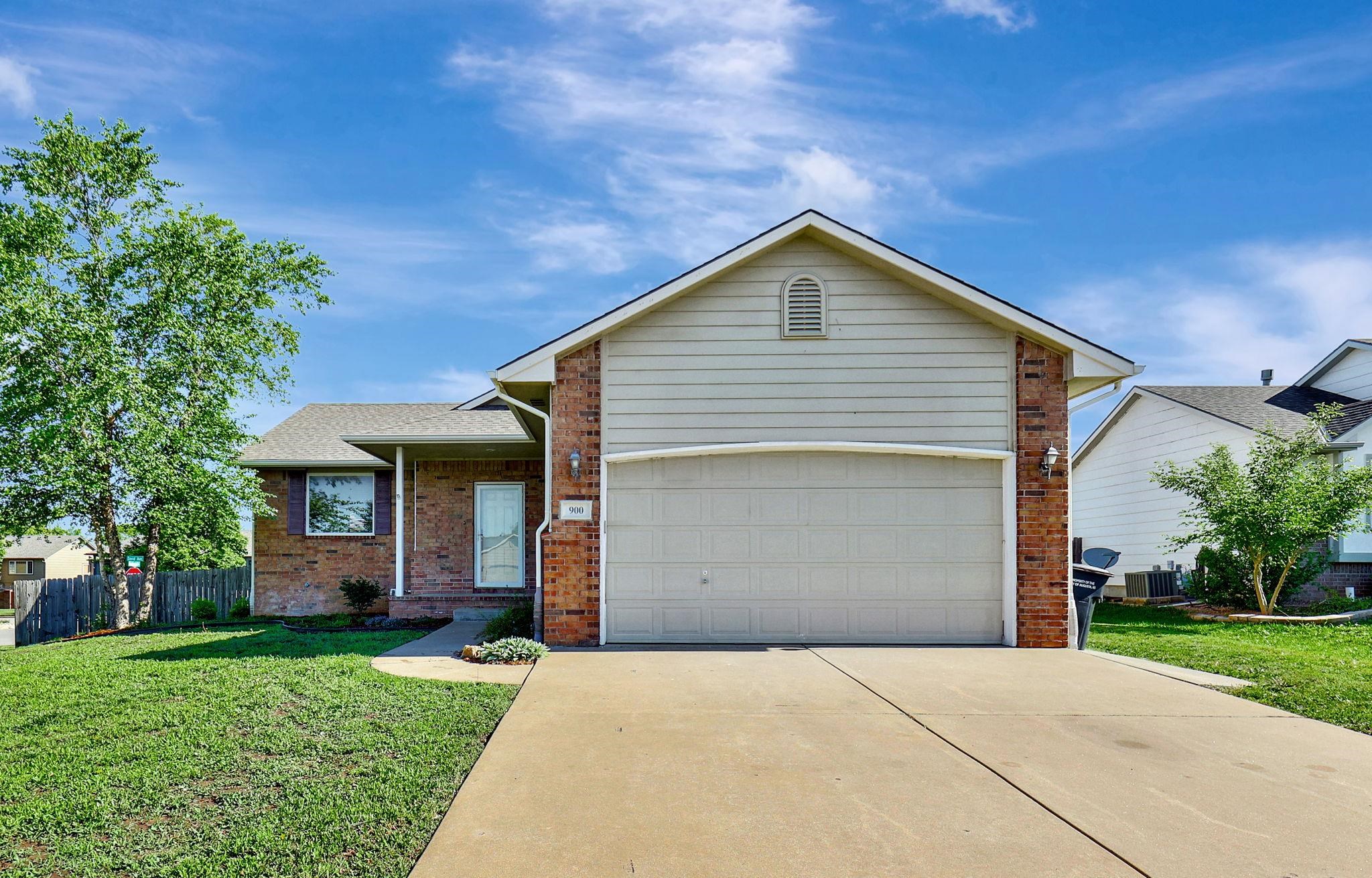 900 Sandalwood Cir, Augusta, Kansas image 1