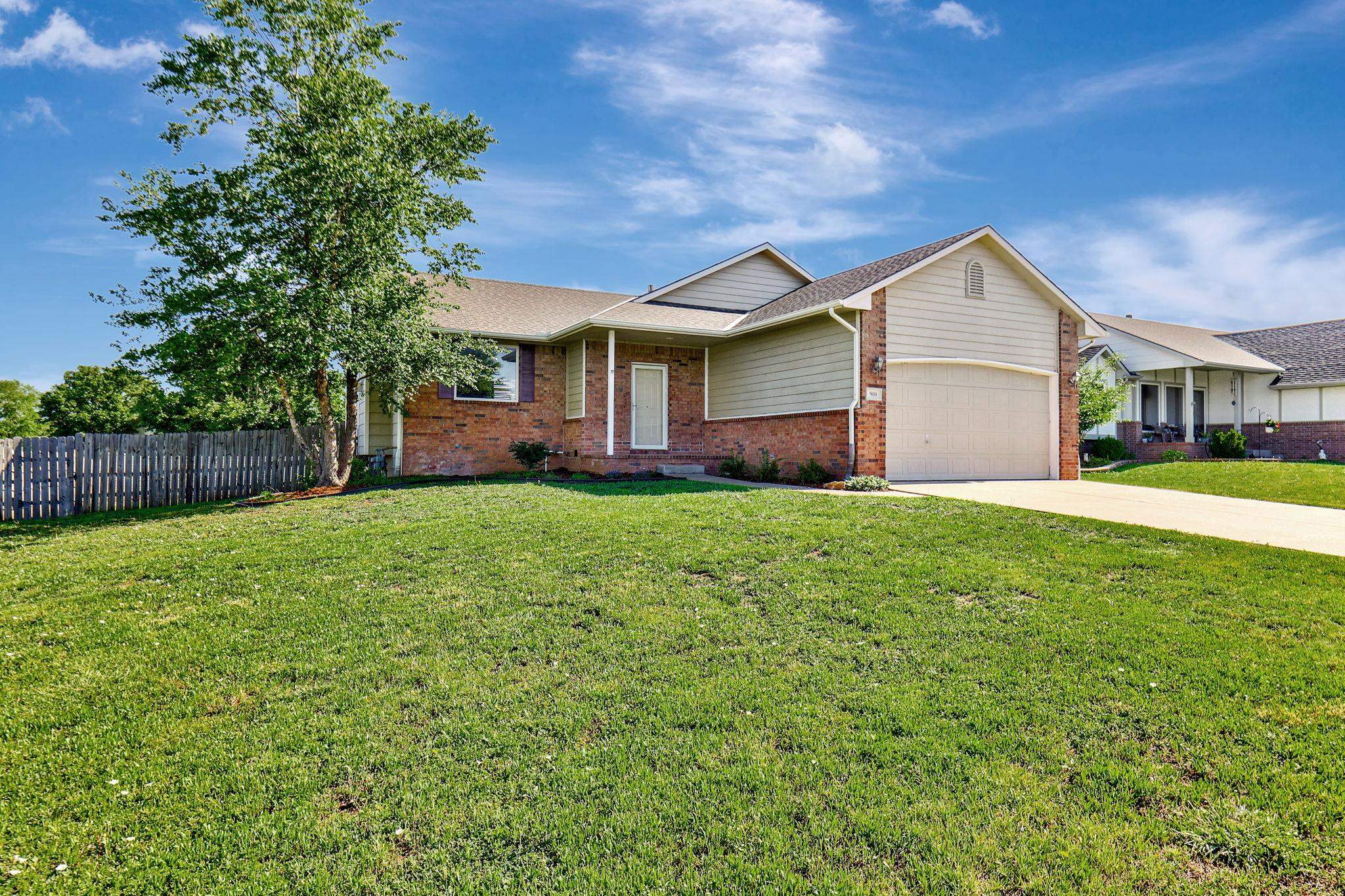 900 Sandalwood Cir, Augusta, Kansas image 2