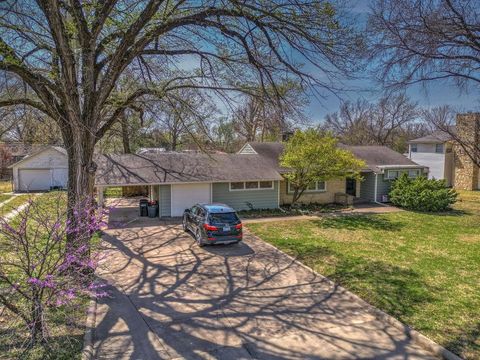 Townhouse For Sale - 1421 E 12th Ave<br/> Winfield, KS 67156