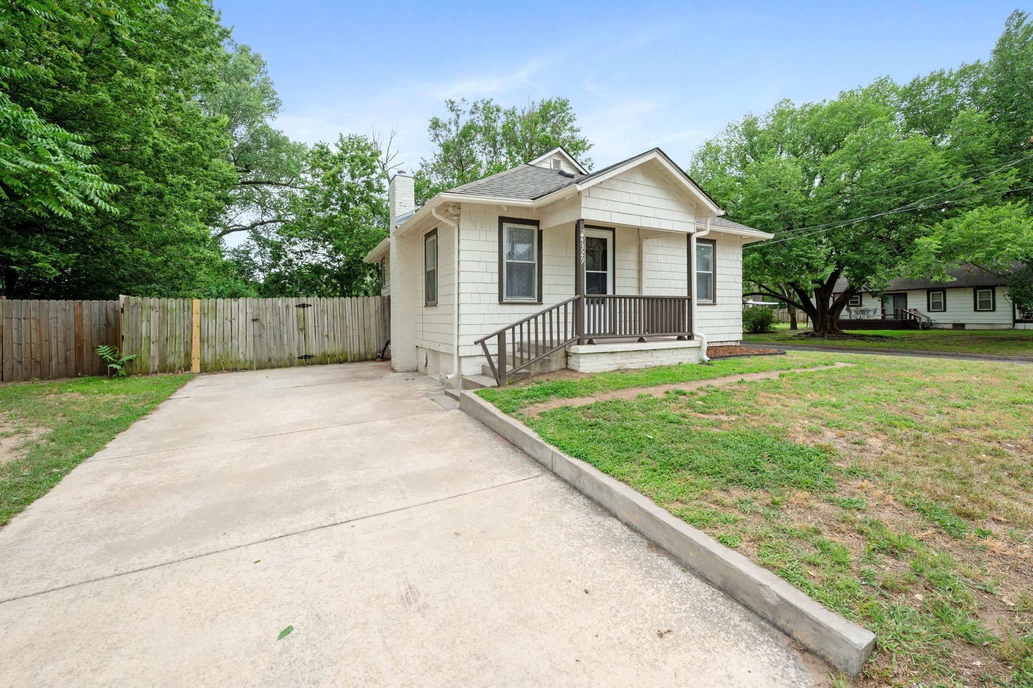 Wichita, Kansas 67212, United States, 3 Bedrooms Bedrooms, ,1 BathroomBathrooms,Residential,Pending,54223