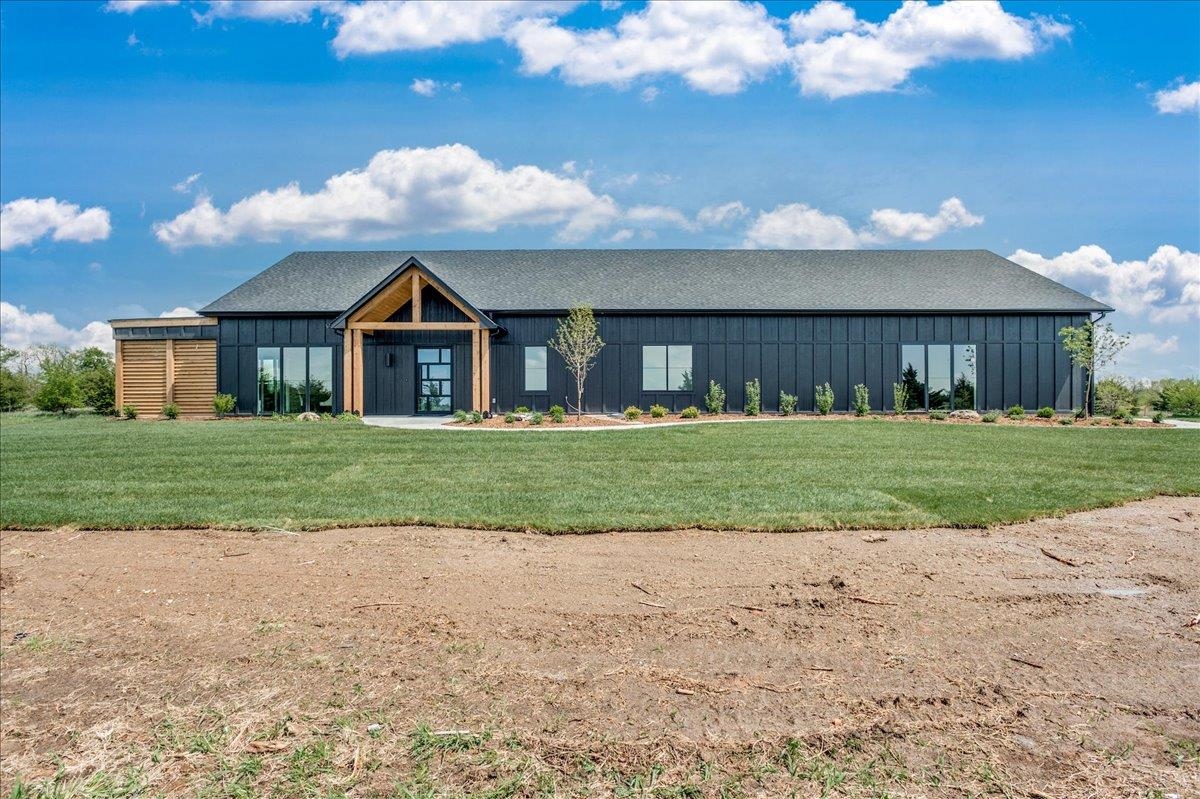 2440 E Cedar Hill Ct, Valley Center, Kansas image 1