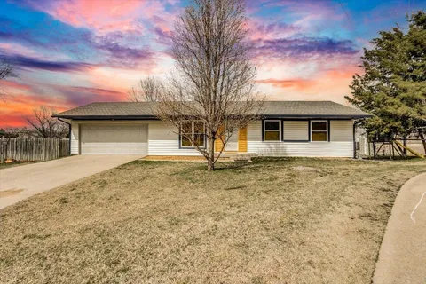 12 SE 4th Ct, Newton, KS MLS: 652335