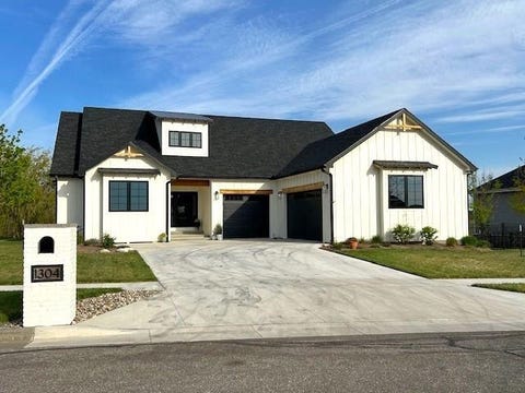 Homes For Sale - 1304 Larkspur Ln<br/> Salina, KS 67401