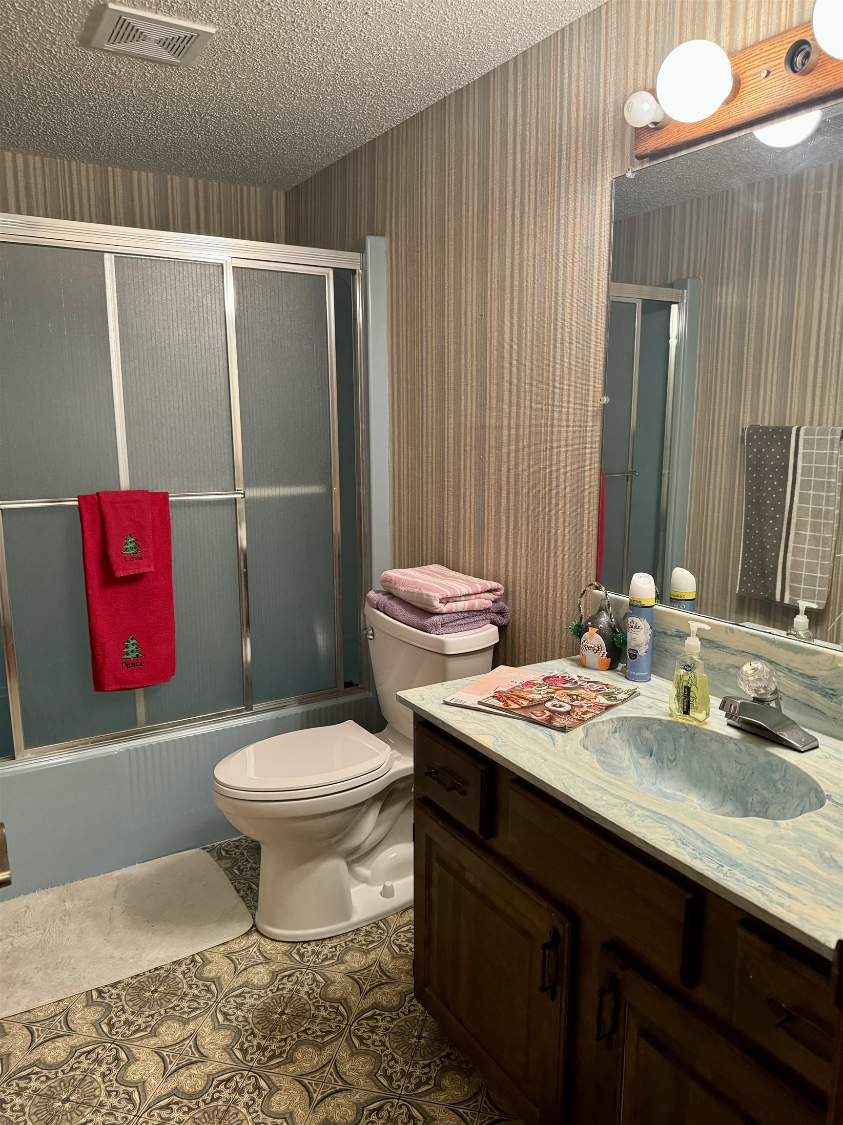 Newton, Kansas 67114, United States, 4 Bedrooms Bedrooms, ,3 BathroomsBathrooms,Residential,Pending,67592