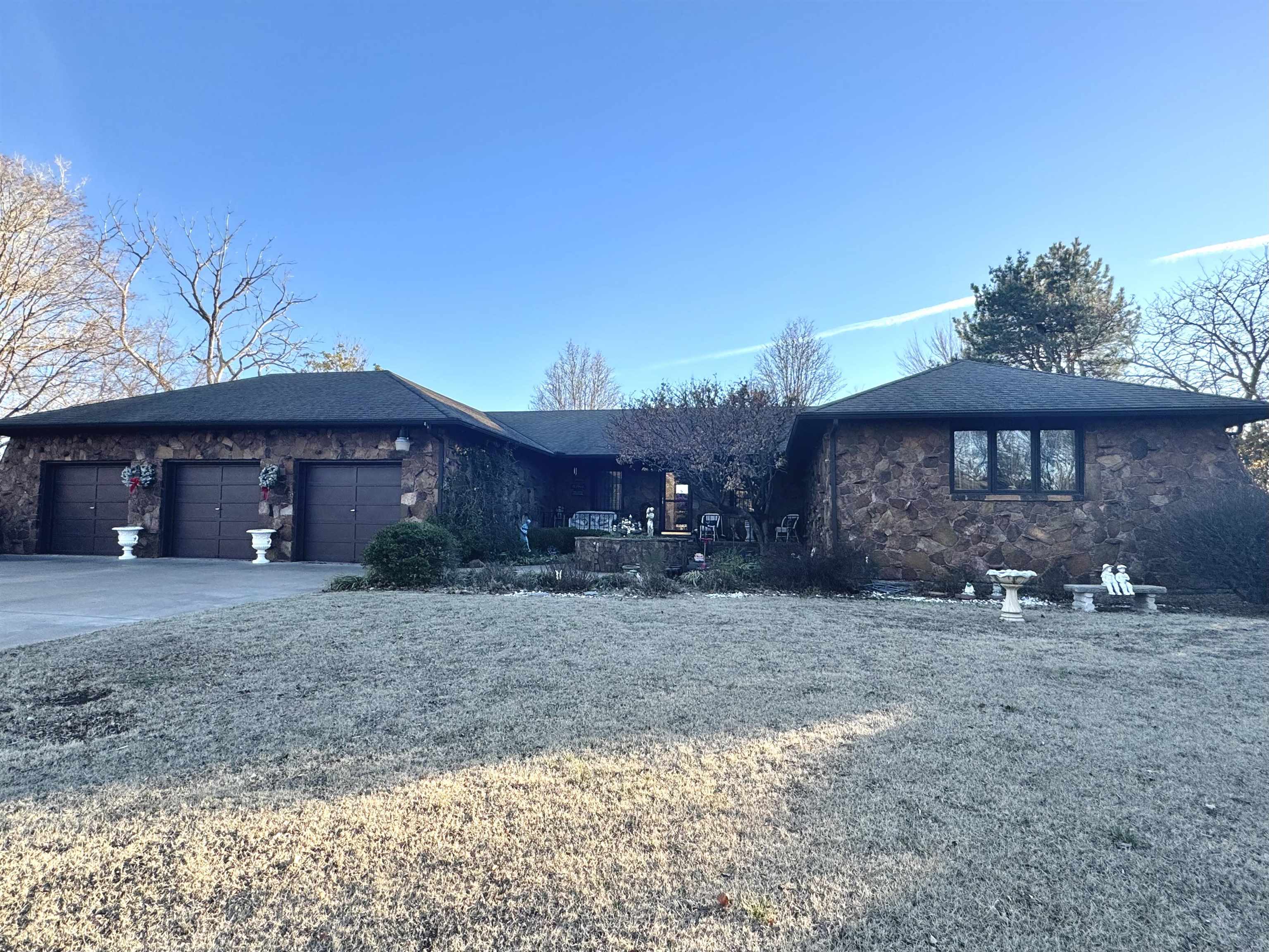 Newton, Kansas 67114, United States, 4 Bedrooms Bedrooms, ,3 BathroomsBathrooms,Residential,Pending,67592