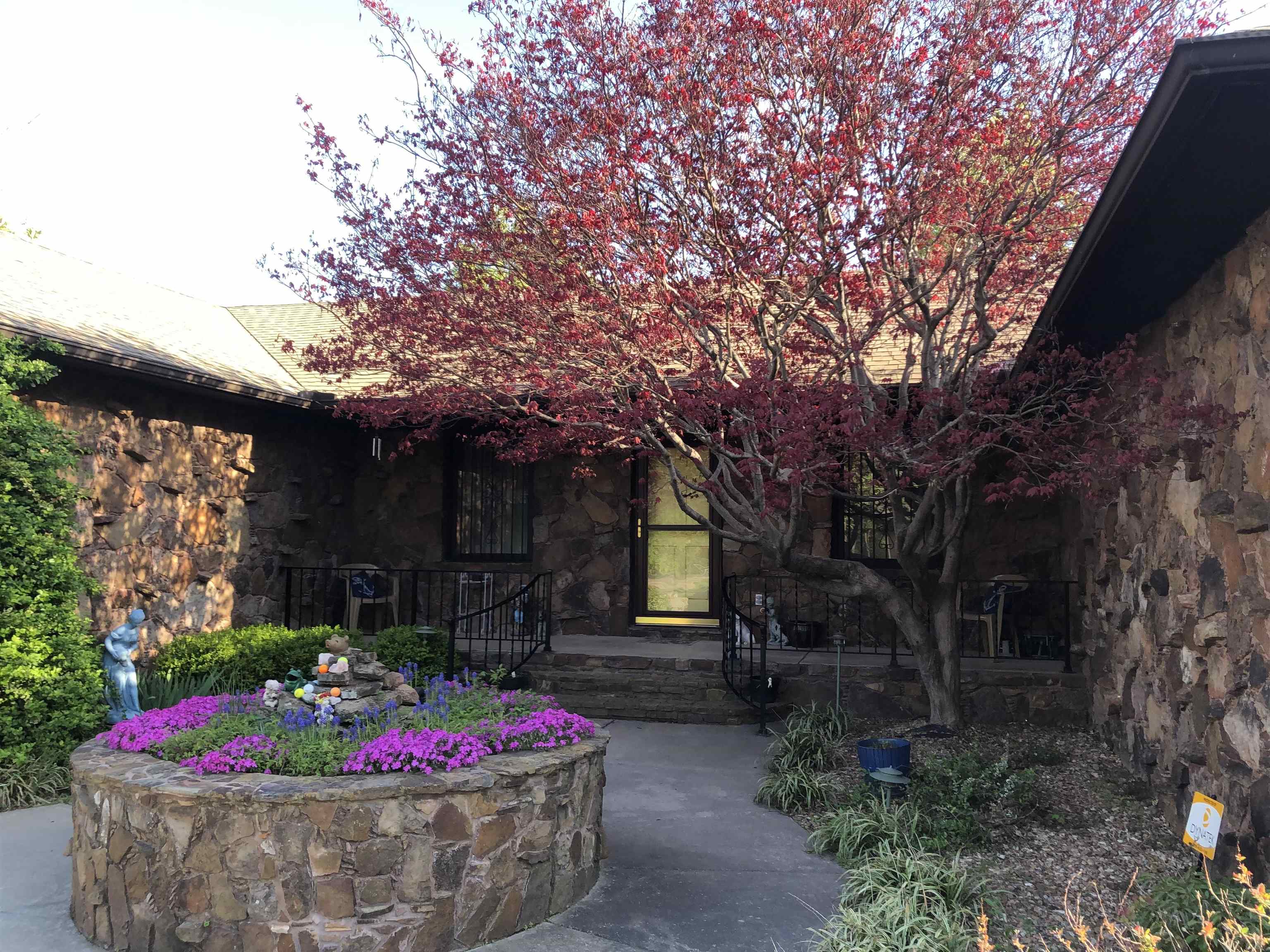 Newton, Kansas 67114, United States, 4 Bedrooms Bedrooms, ,3 BathroomsBathrooms,Residential,Pending,67592