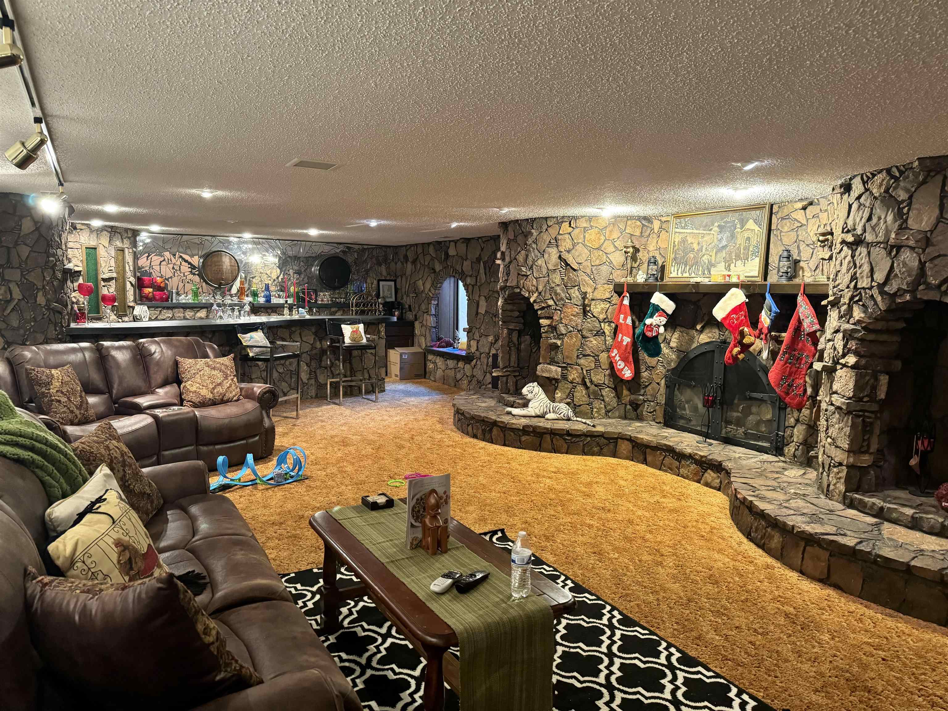 Newton, Kansas 67114, United States, 4 Bedrooms Bedrooms, ,3 BathroomsBathrooms,Residential,Pending,67592