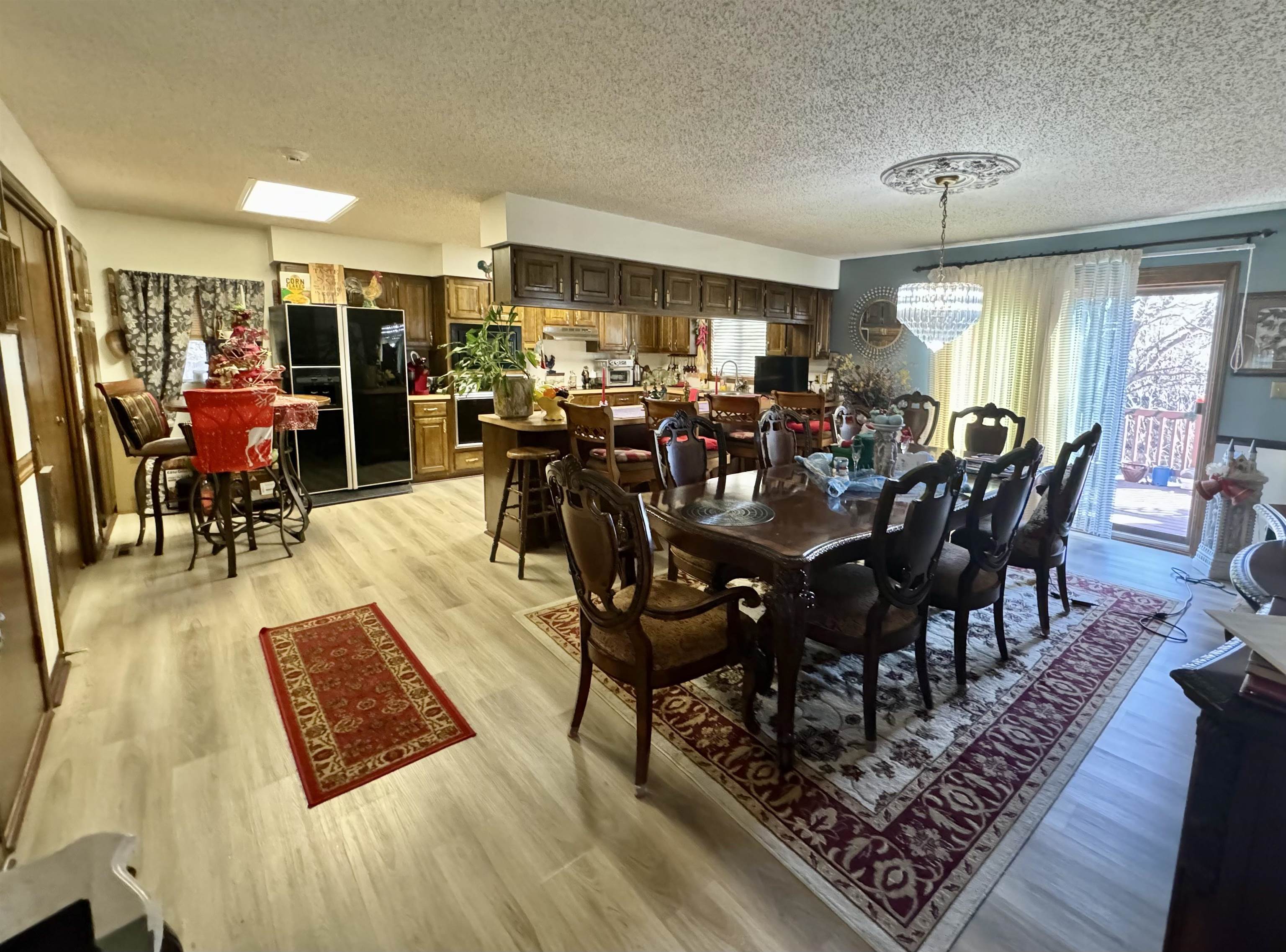 Newton, Kansas 67114, United States, 4 Bedrooms Bedrooms, ,3 BathroomsBathrooms,Residential,Pending,67592