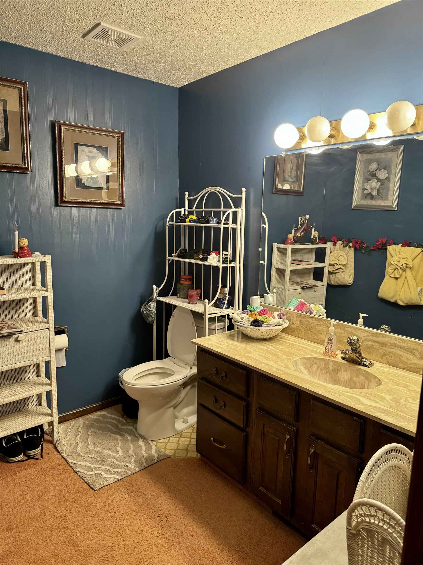 Newton, Kansas 67114, United States, 4 Bedrooms Bedrooms, ,3 BathroomsBathrooms,Residential,Pending,67592