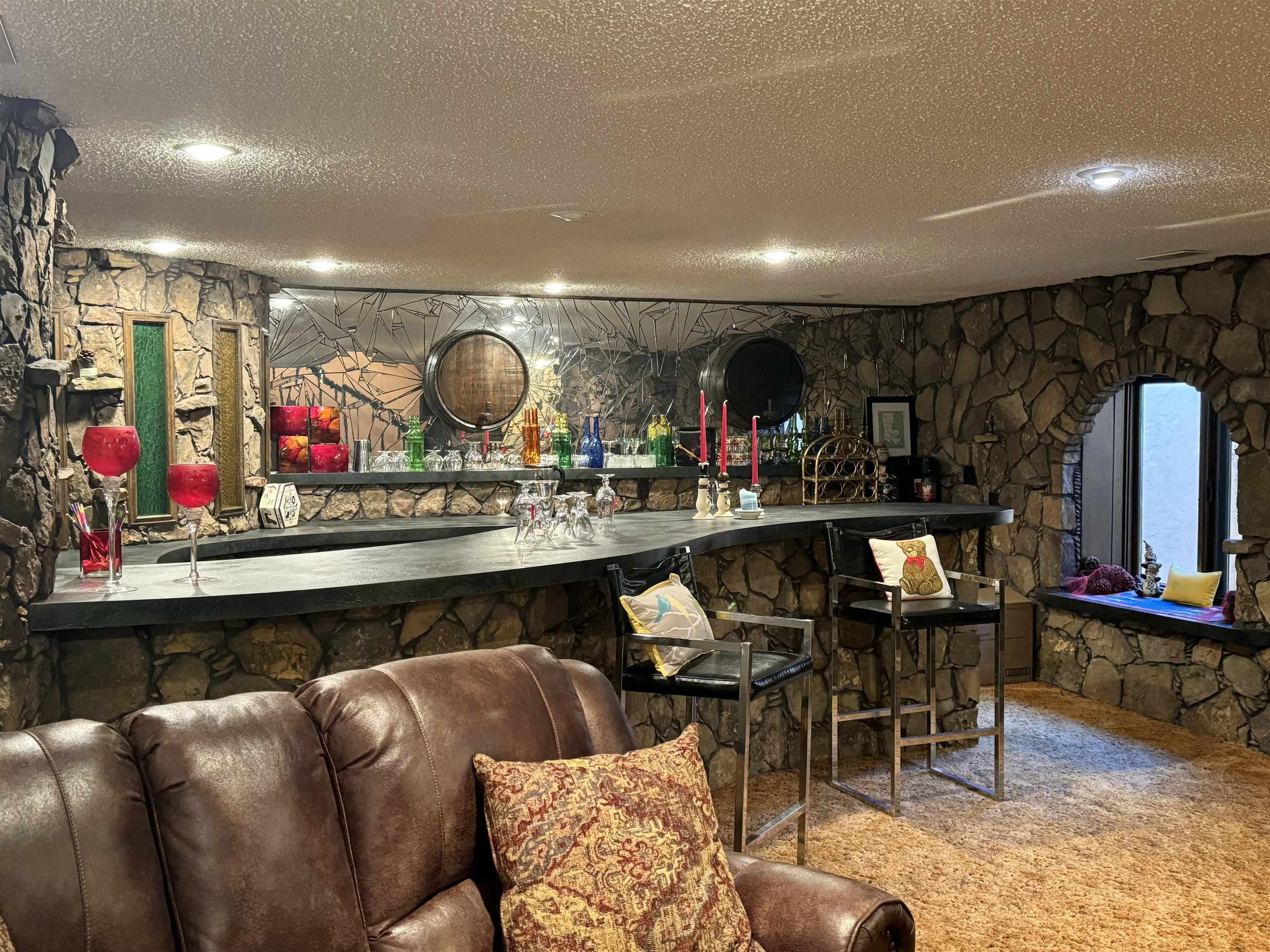 Newton, Kansas 67114, United States, 4 Bedrooms Bedrooms, ,3 BathroomsBathrooms,Residential,Pending,67592