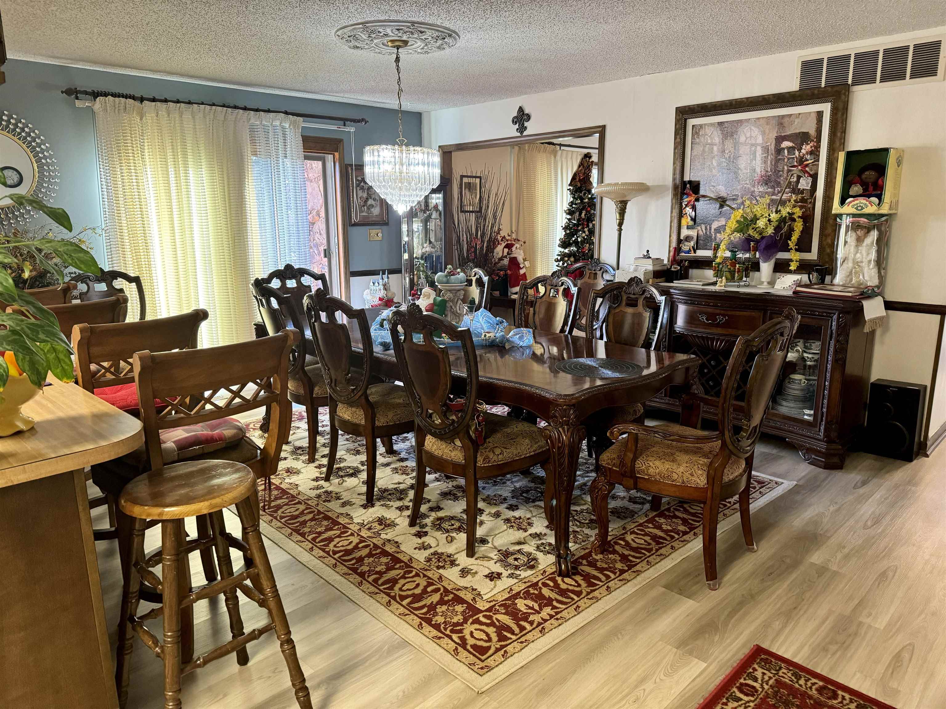 Newton, Kansas 67114, United States, 4 Bedrooms Bedrooms, ,3 BathroomsBathrooms,Residential,Pending,67592