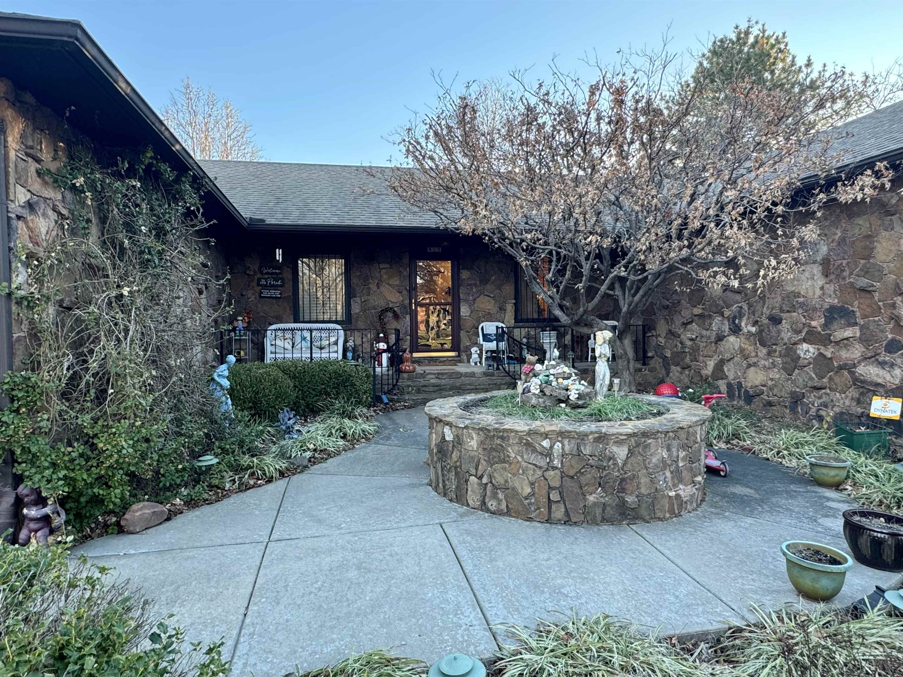 Newton, Kansas 67114, United States, 4 Bedrooms Bedrooms, ,3 BathroomsBathrooms,Residential,Pending,67592