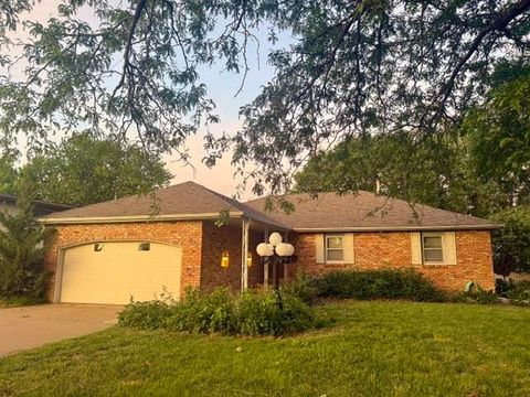Homes For Sale - 637 Briarcliff Rd<br/> Salina, KS 67401