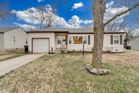 Homes For Sale - 1720 N Robbins St<br/> Augusta, KS 67010