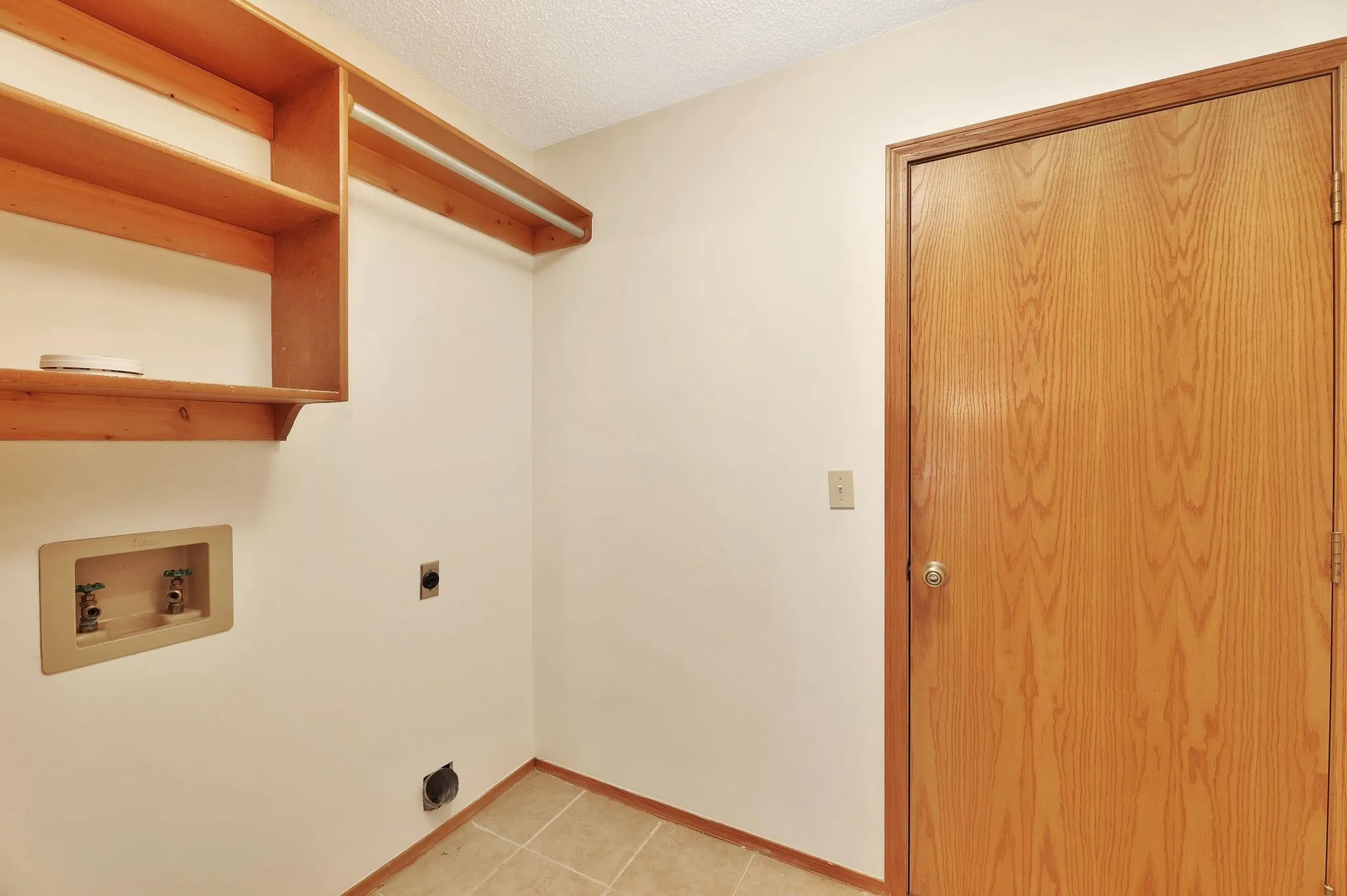 Wichita, Kansas 67207, United States, 4 Bedrooms Bedrooms, ,3 BathroomsBathrooms,Residential,Pending,107639