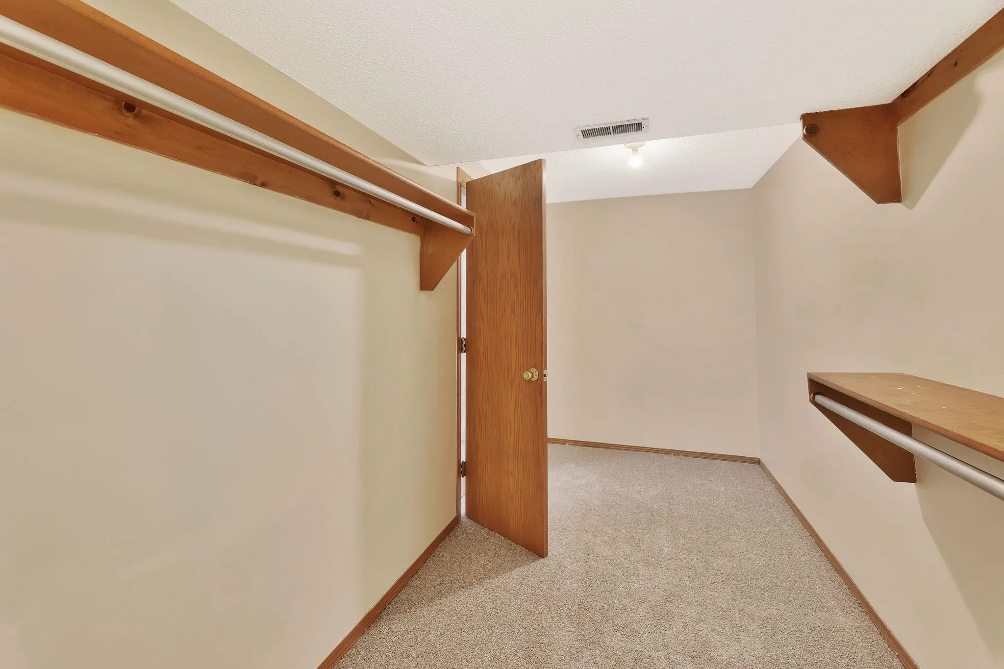 Wichita, Kansas 67207, United States, 4 Bedrooms Bedrooms, ,3 BathroomsBathrooms,Residential,Pending,107639