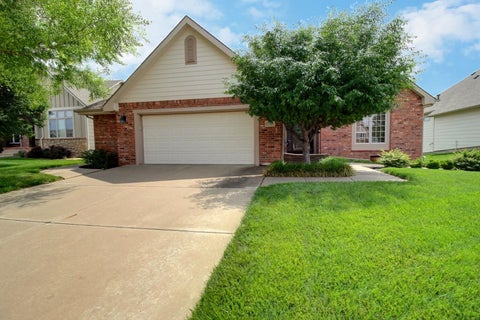 Homes For Sale - 2300 N Sawgrass Circle<br/> Derby, KS 67037